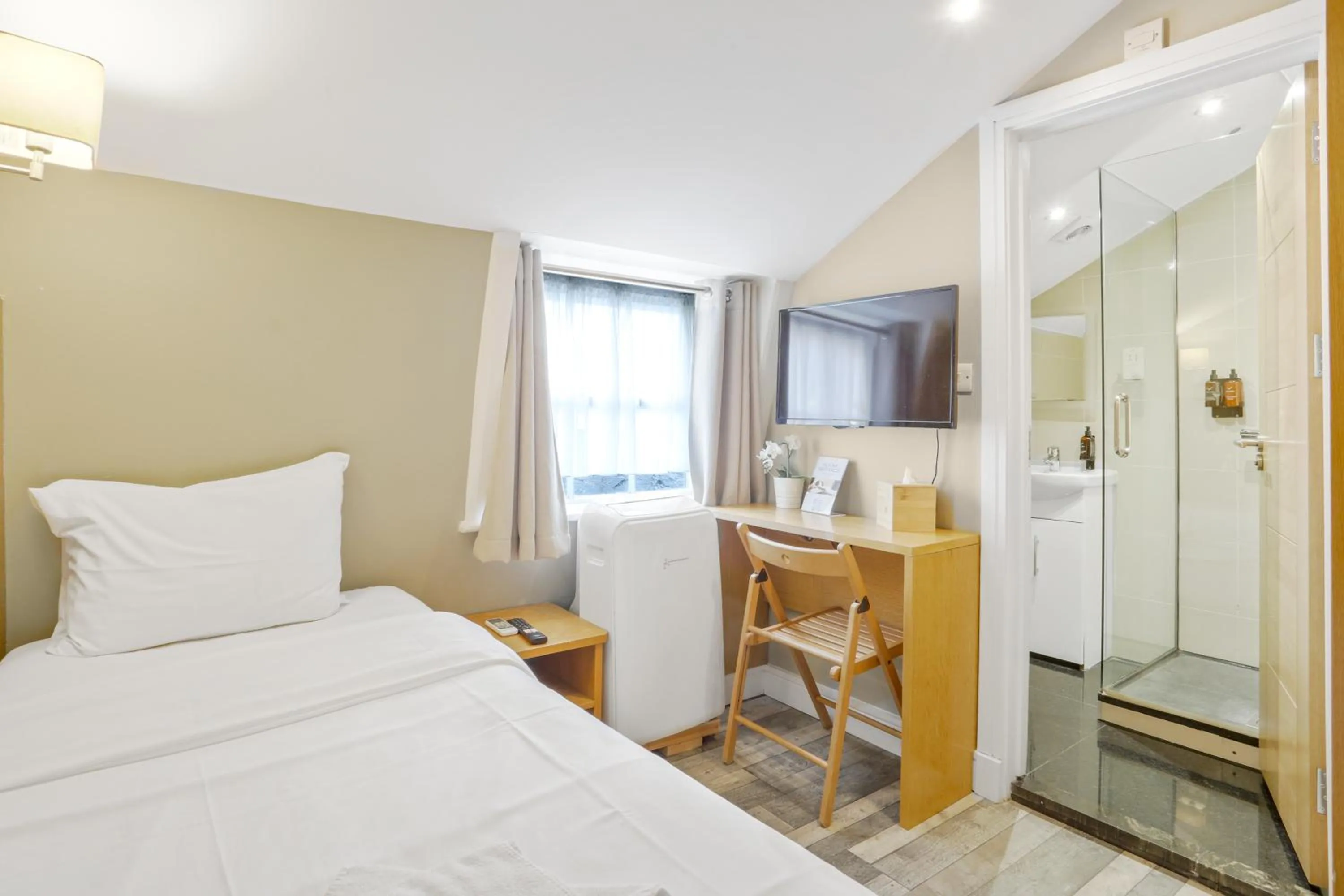 Bedroom, Bed in BeiRoom Hyde Park Apartments