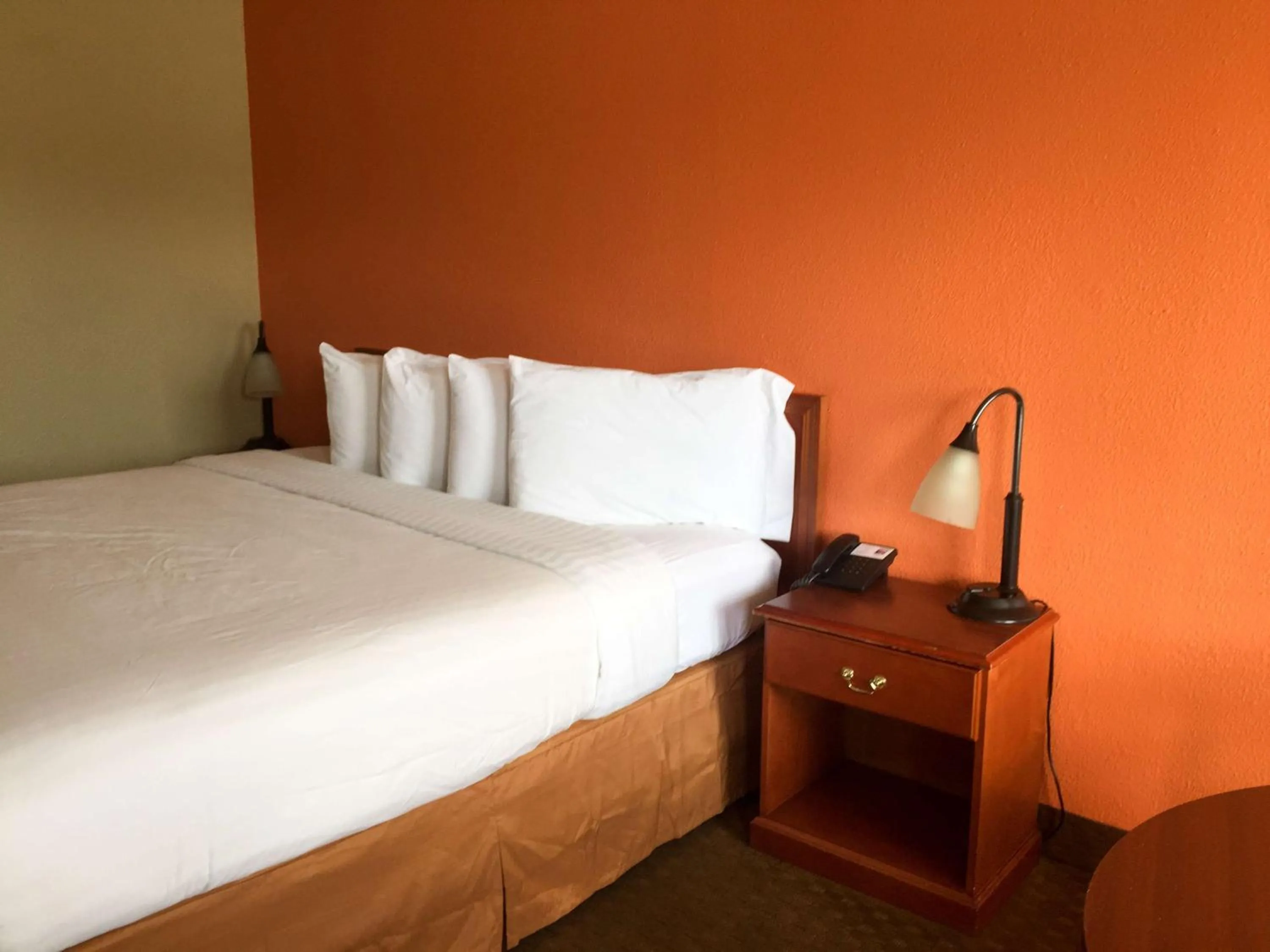 Photo of the whole room, Bed in Motel 6-Brunswick, GA