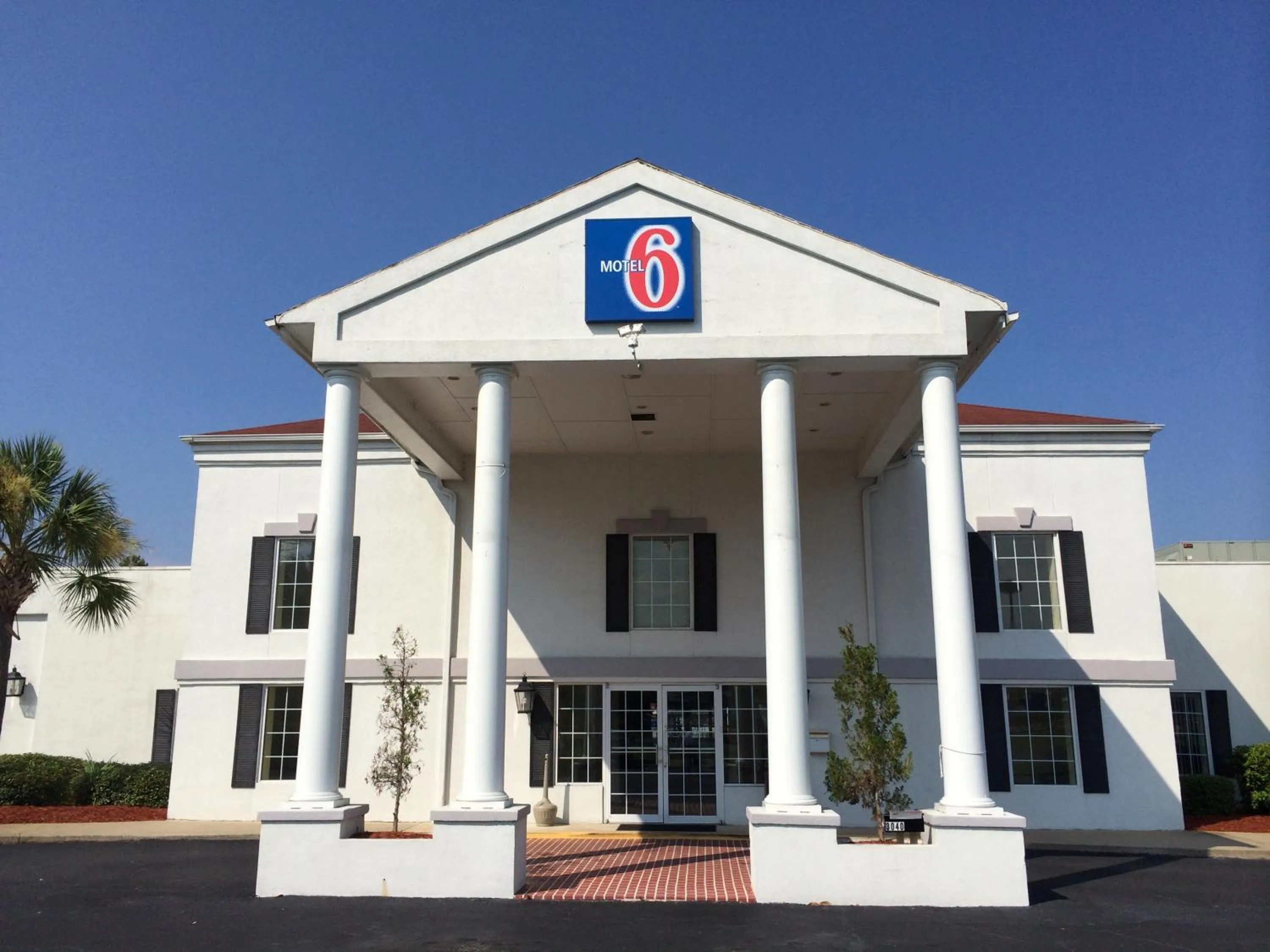 Facade/entrance in Motel 6-Brunswick, GA