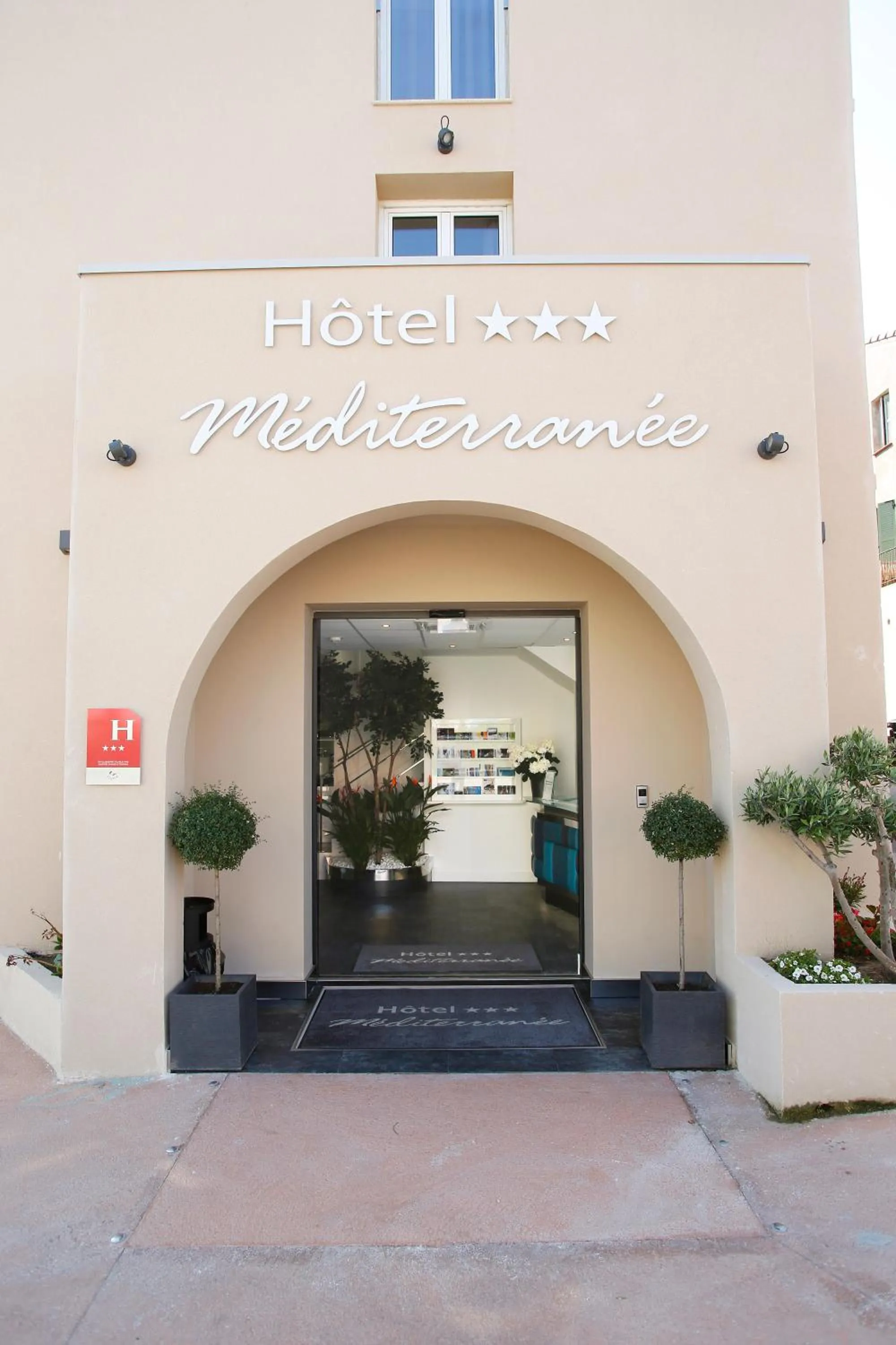 Facade/entrance in Hôtel Méditerranée