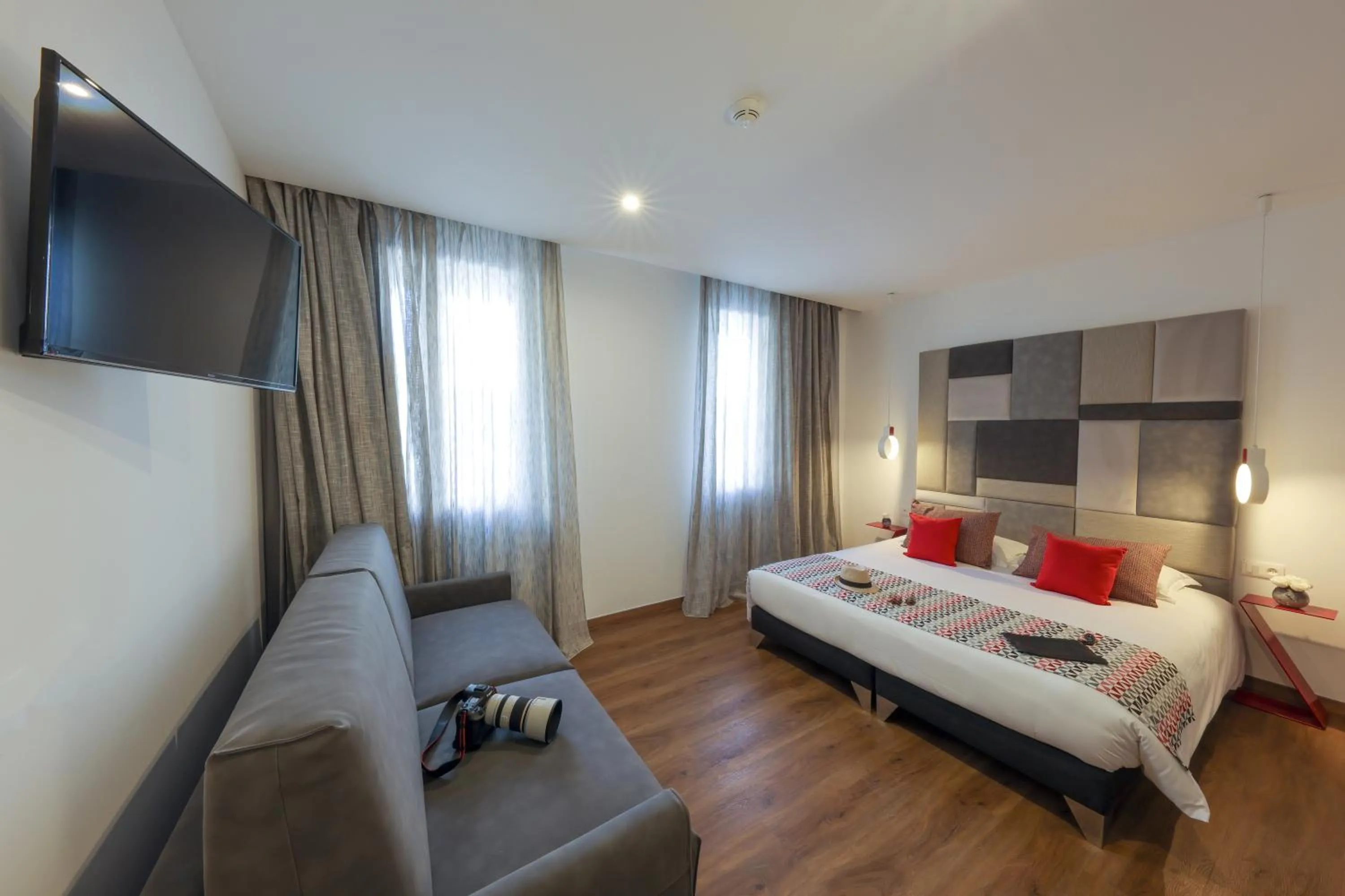 Photo of the whole room, Bed in Hôtel Méditerranée