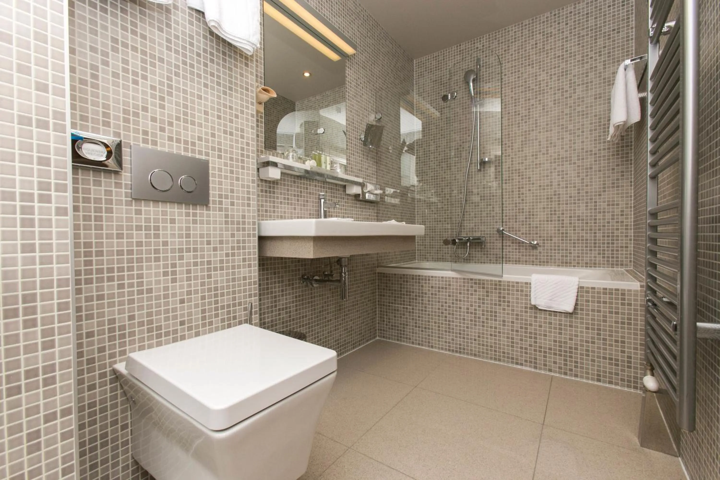 Shower in Art Hotel Kalelarga