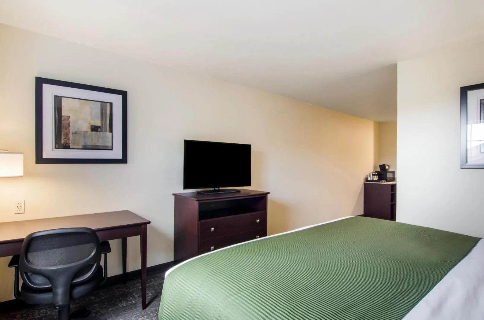 Bed in Cobblestone Hotel & Suites - Torrington