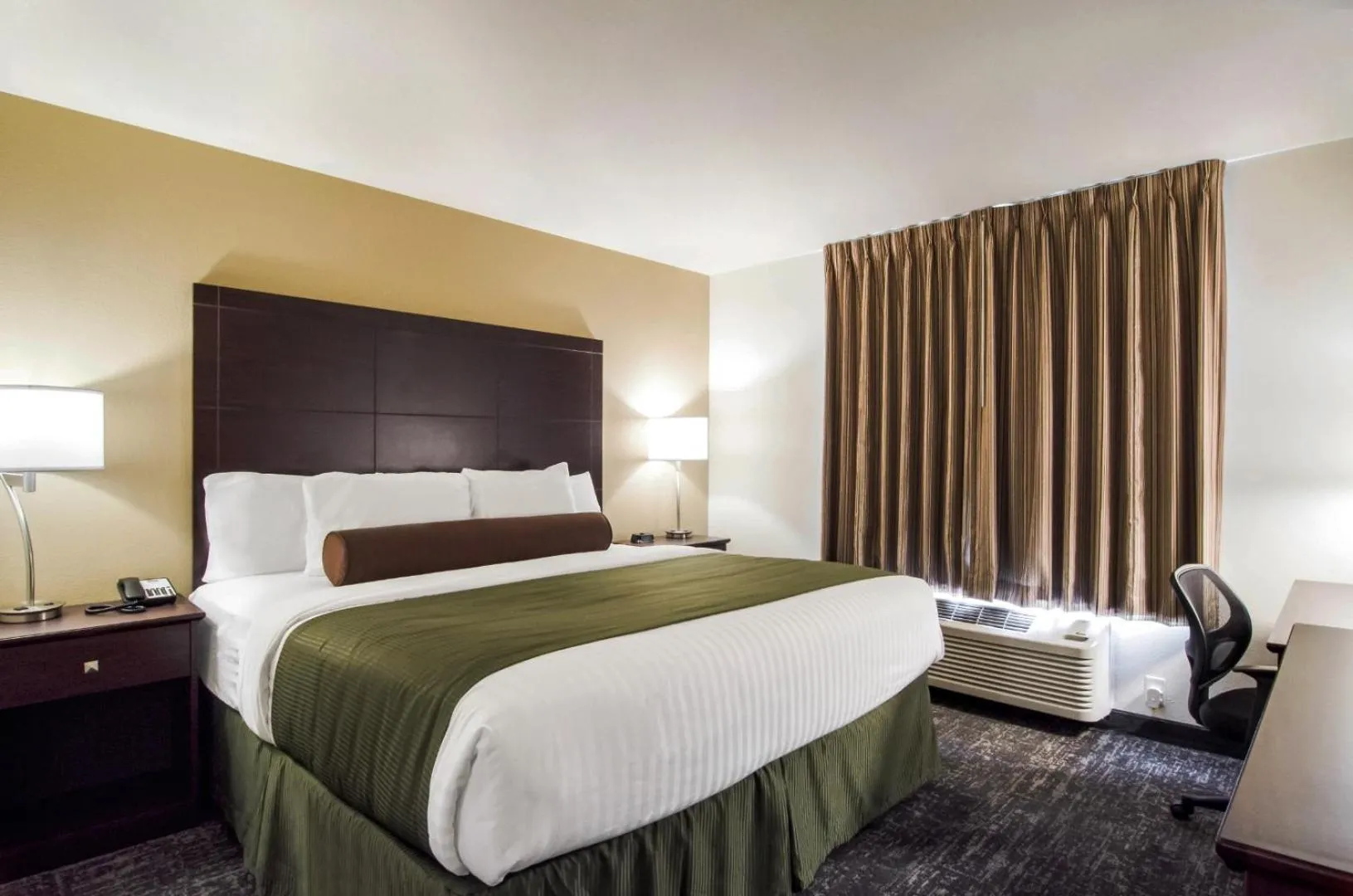 Bed in Cobblestone Hotel & Suites - Torrington