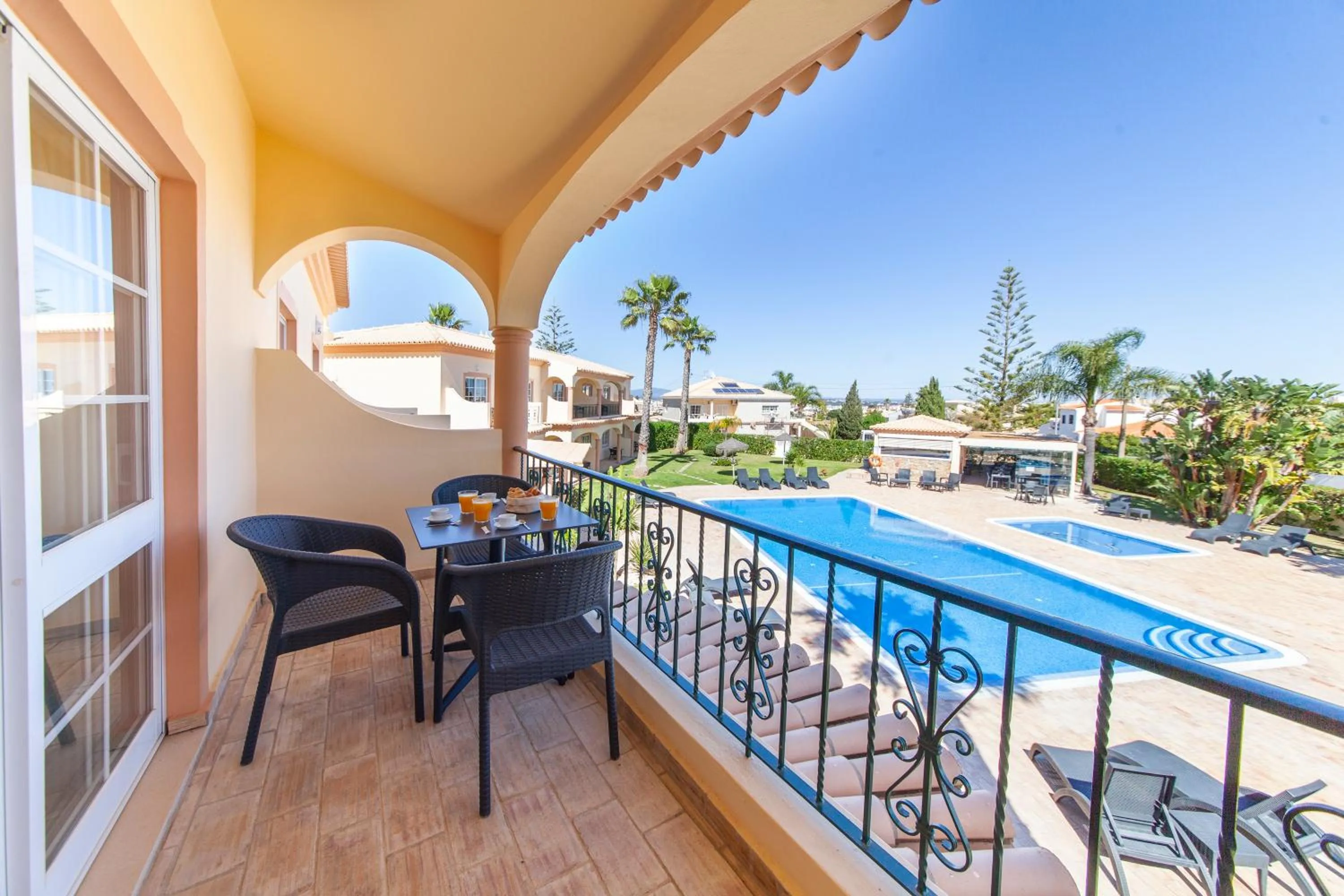 Day in Atalaia Sol Aparthotel - tennis & heated pool in winter