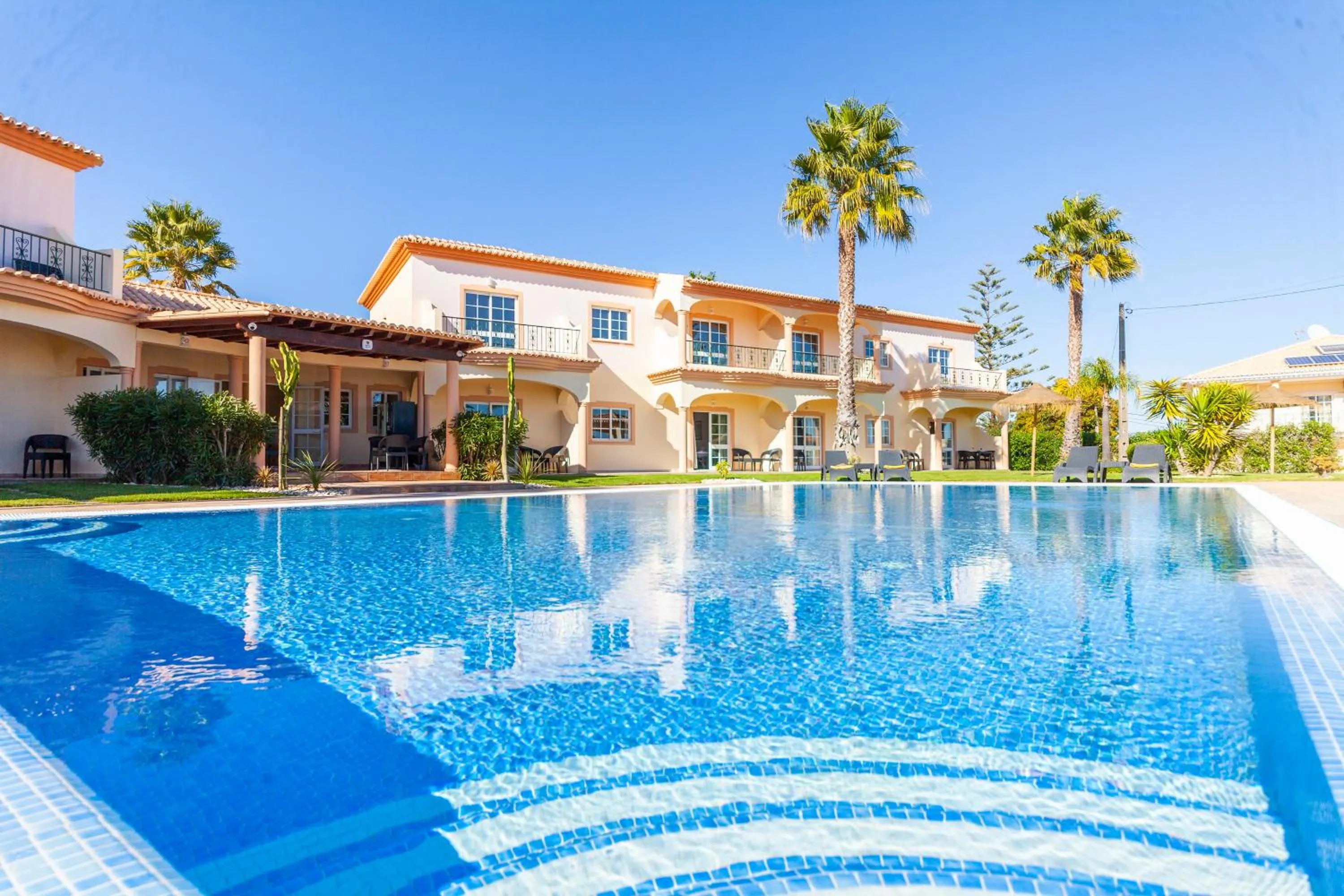 Property building in Atalaia Sol Aparthotel - tennis & heated pool in winter