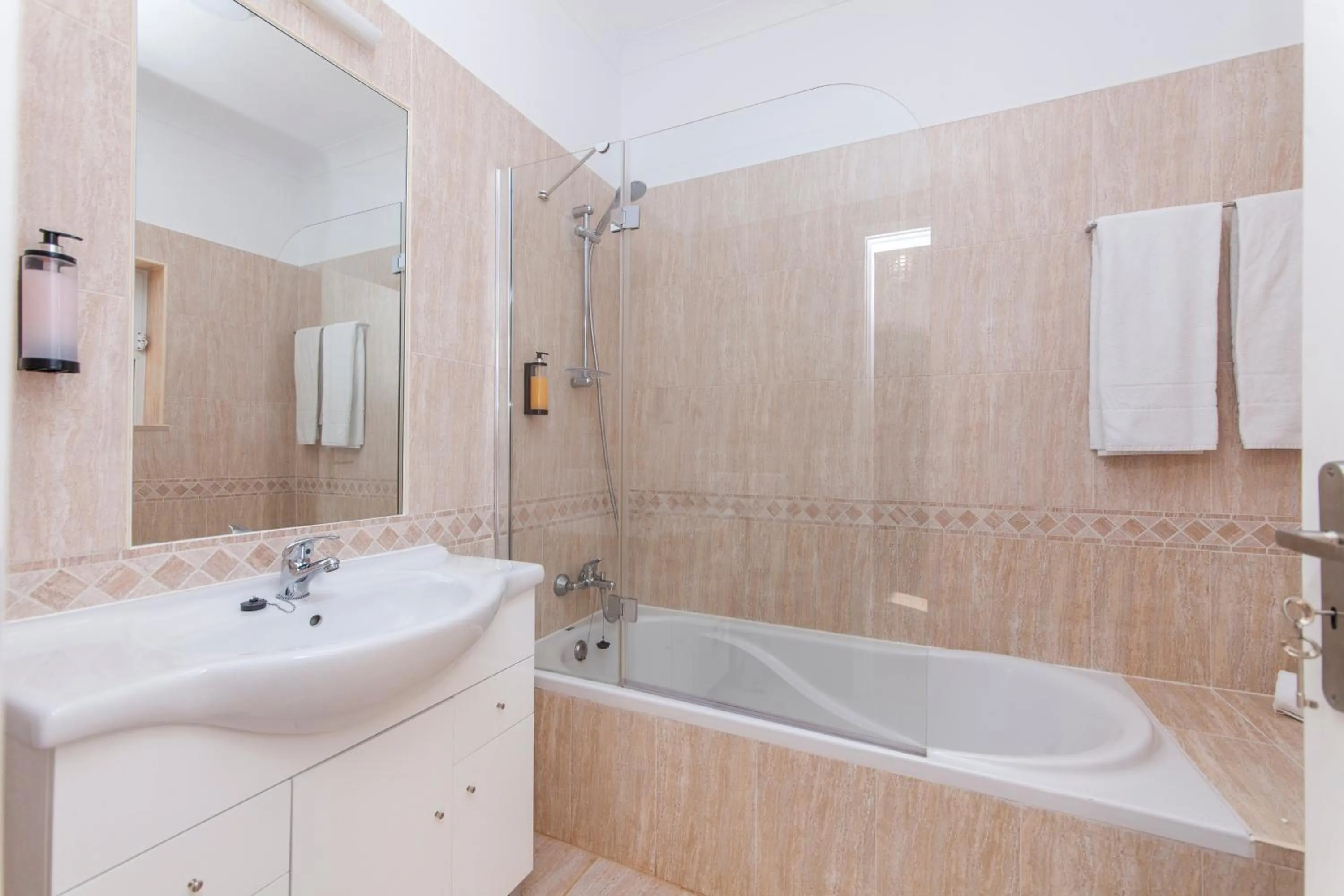 Shower in Atalaia Sol Aparthotel - tennis & heated pool in winter