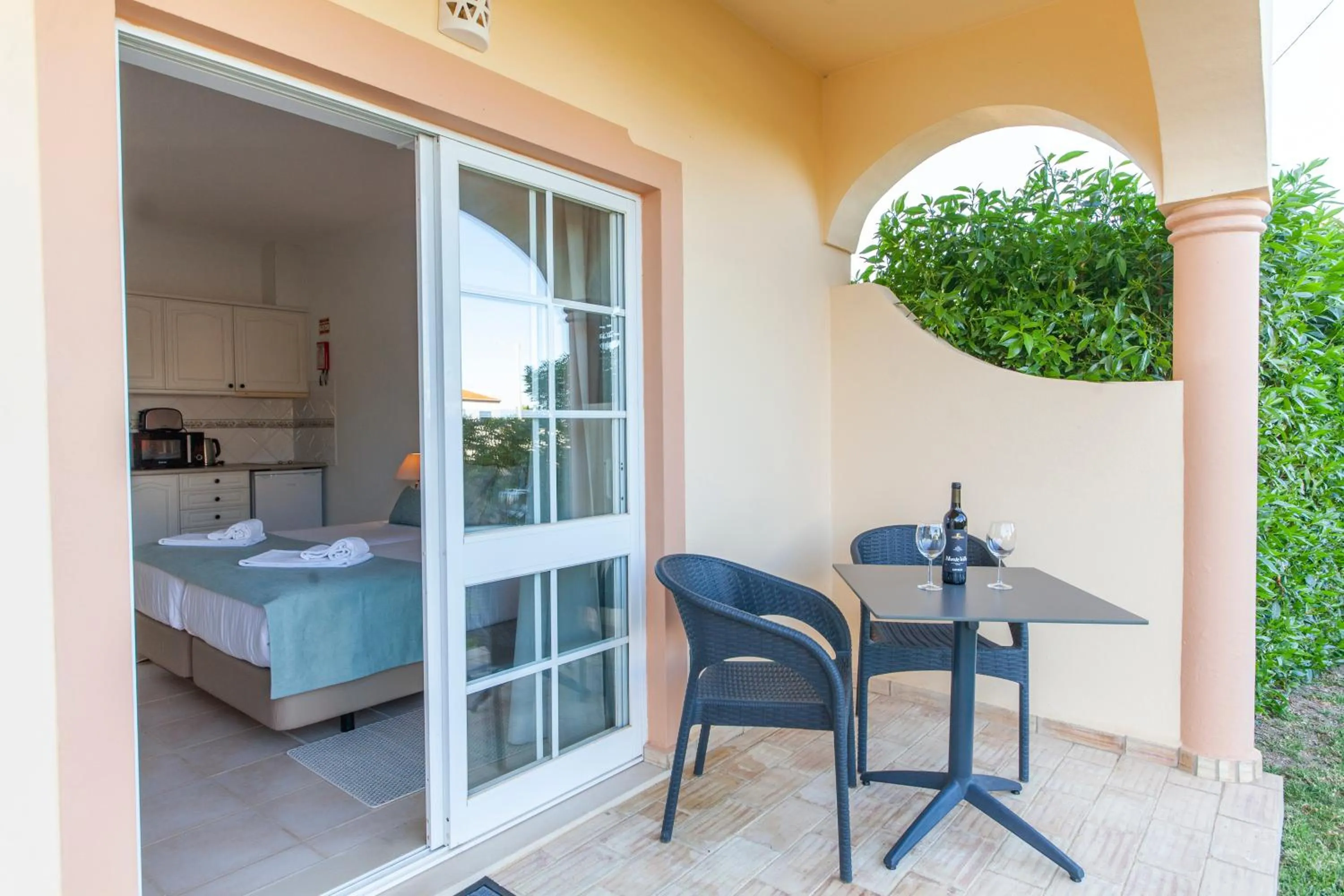 Kitchen or kitchenette, Bed in Atalaia Sol Aparthotel - tennis & heated pool in winter