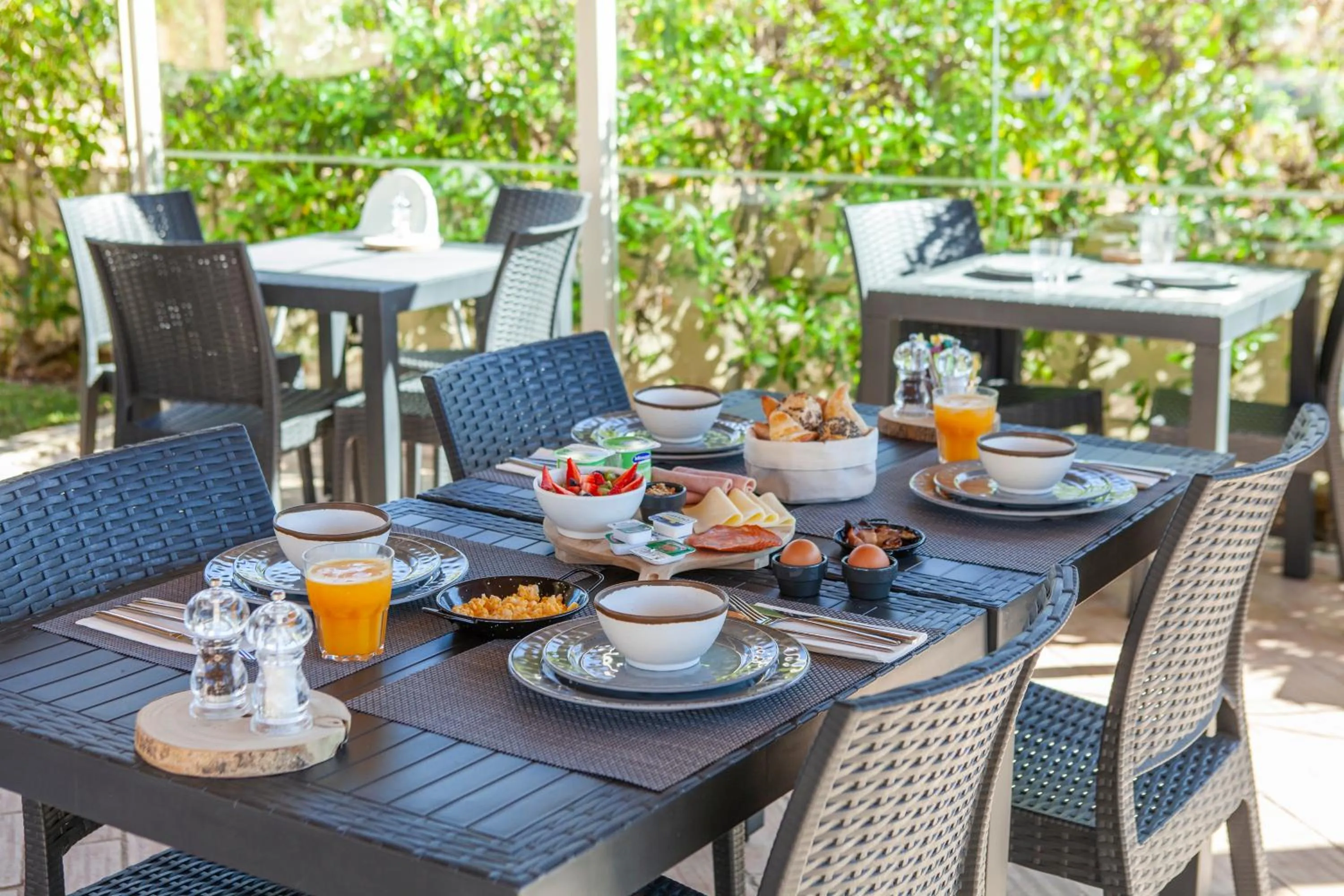 Restaurant/places to eat in Atalaia Sol Aparthotel - tennis & heated pool in winter