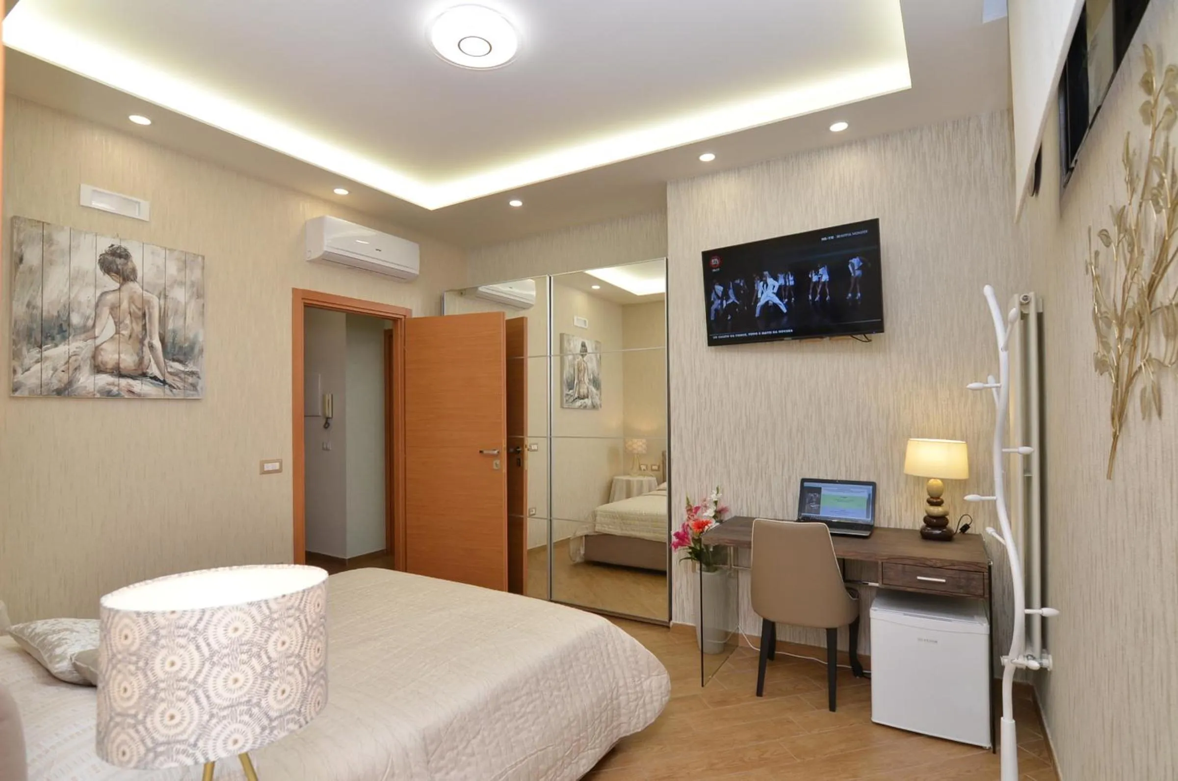 Photo of the whole room, Bed in Caserta Deluxe