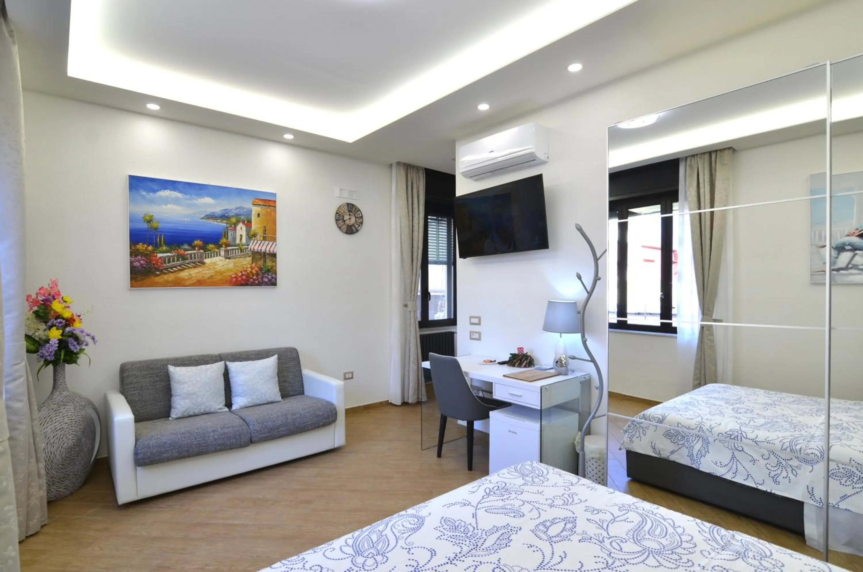 Photo of the whole room, Bed in Caserta Deluxe