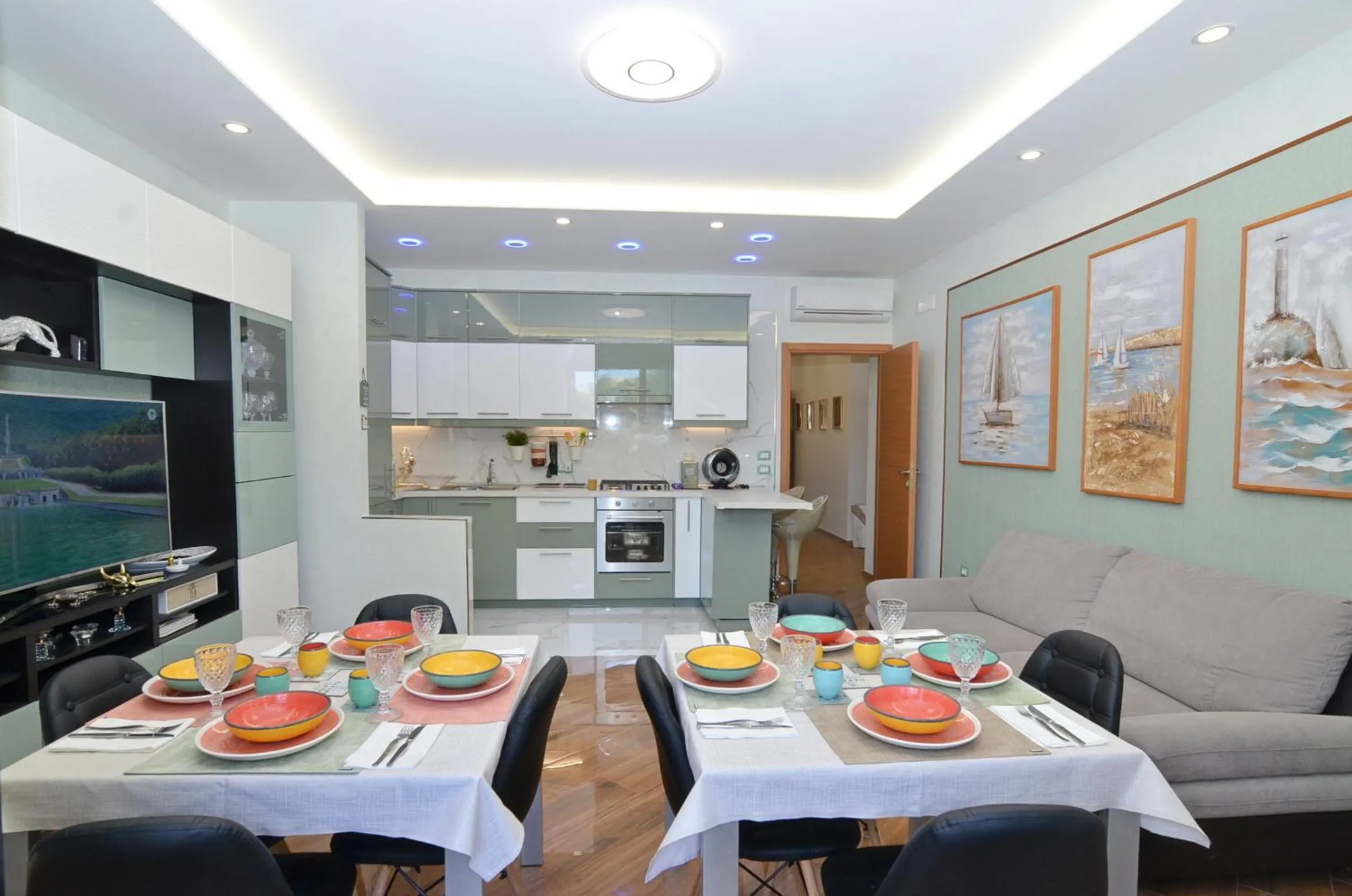 Communal lounge/ TV room in Caserta Deluxe