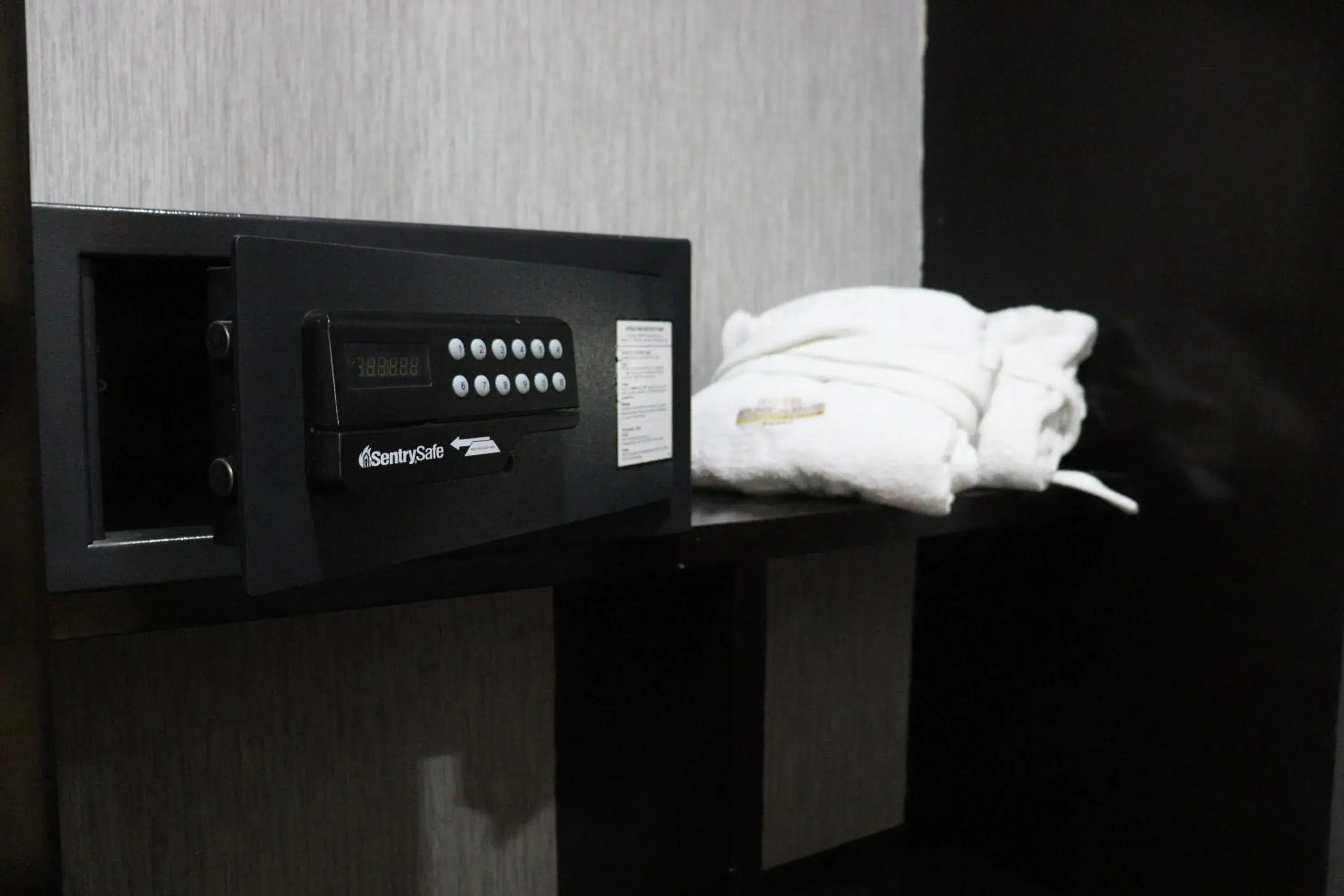 1 King Bed, Mobility Accessible Suite, Roll-In Shower,, Non-Smoking in Wyndham Garden Aguascalientes Hotel & Casino 1 King Bed, Mobility Accessible Suite, Roll-In Shower,, Non-Smoking in Wyndham Garden Aguascalientes Hotel & Casino