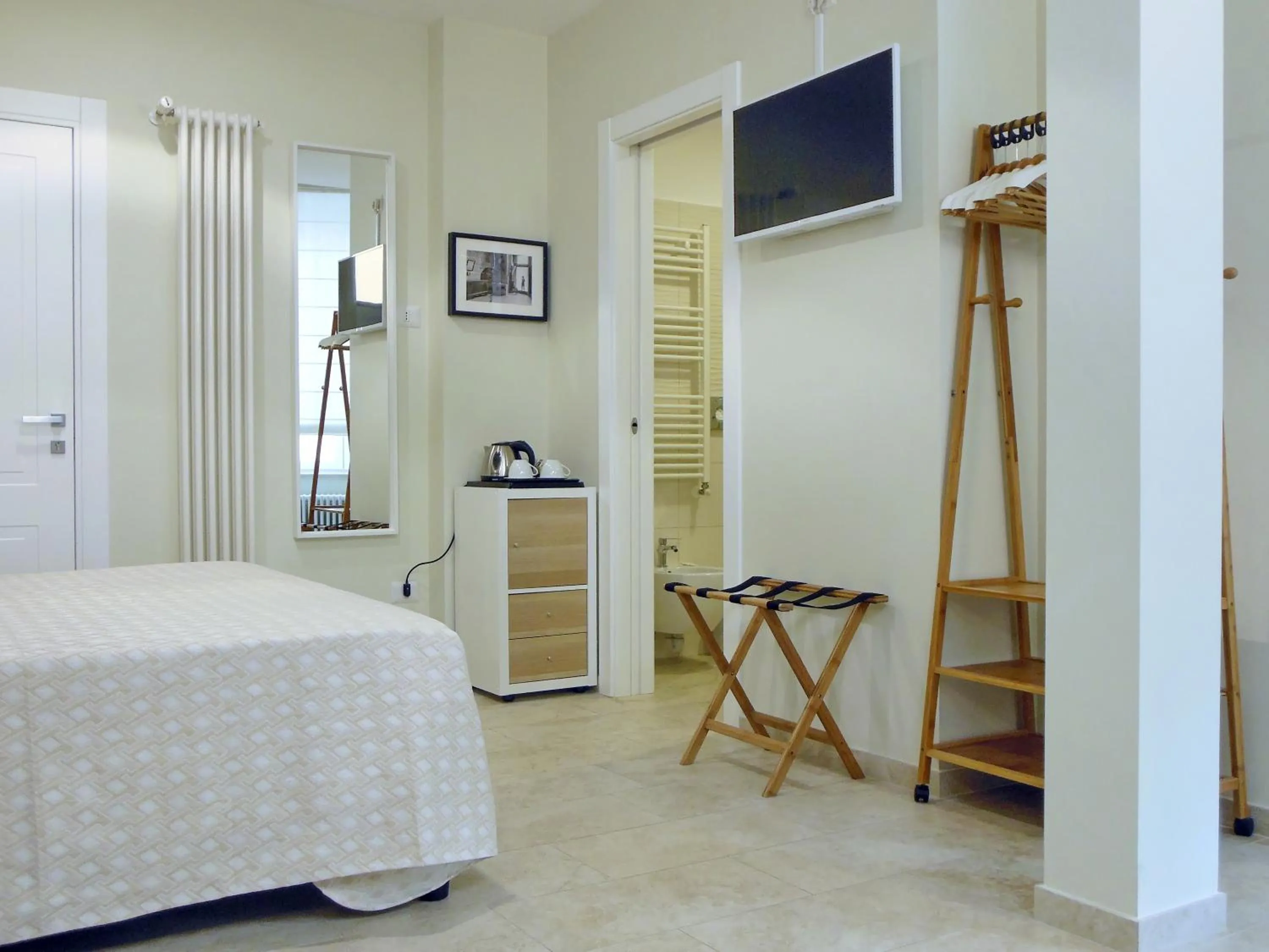 Photo of the whole room, Bed in L'OSPITE - LIFESTYLE RESIDENCE, Design Rooms