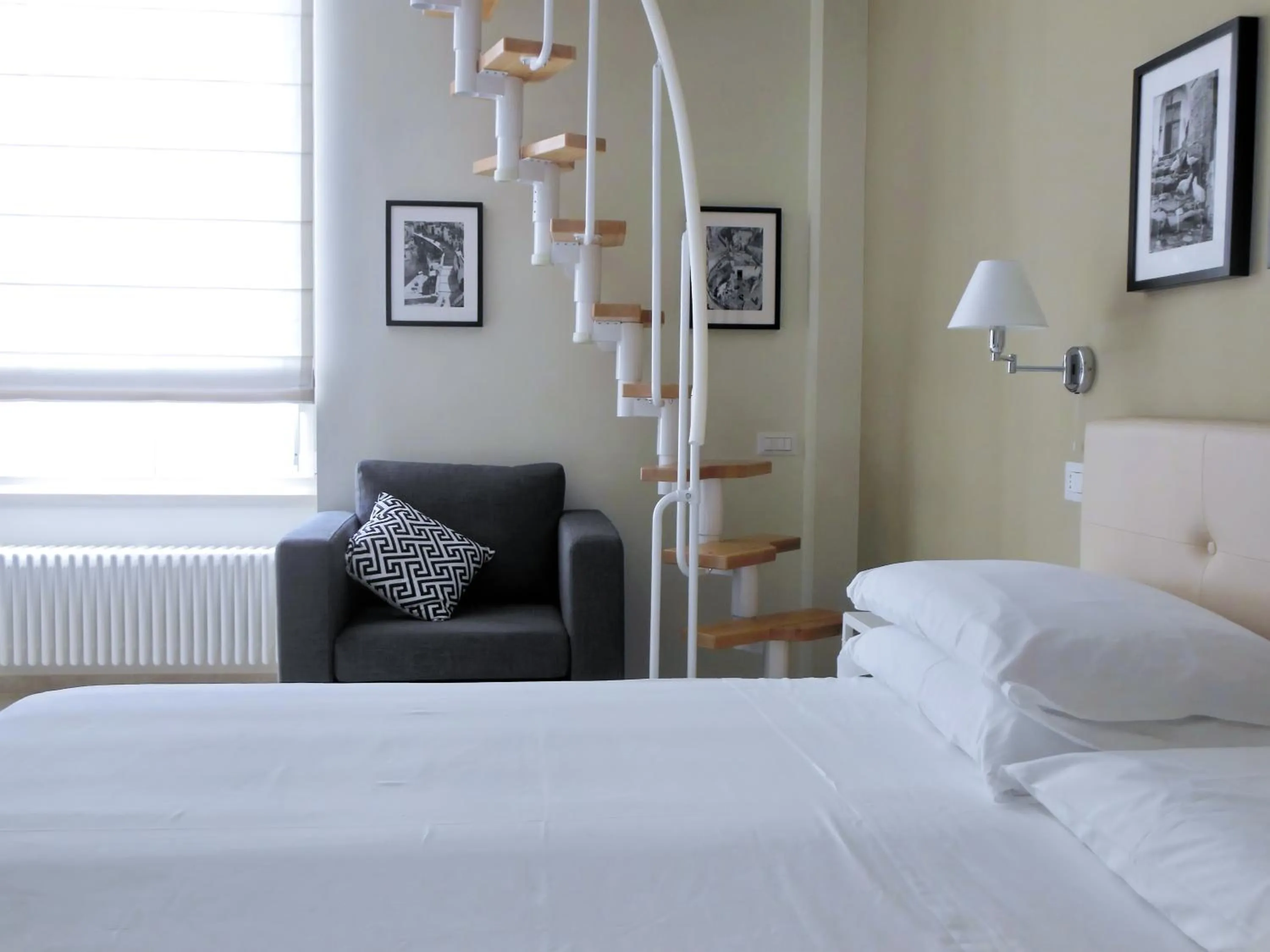 Photo of the whole room, Bed in L'OSPITE - LIFESTYLE RESIDENCE, Design Rooms