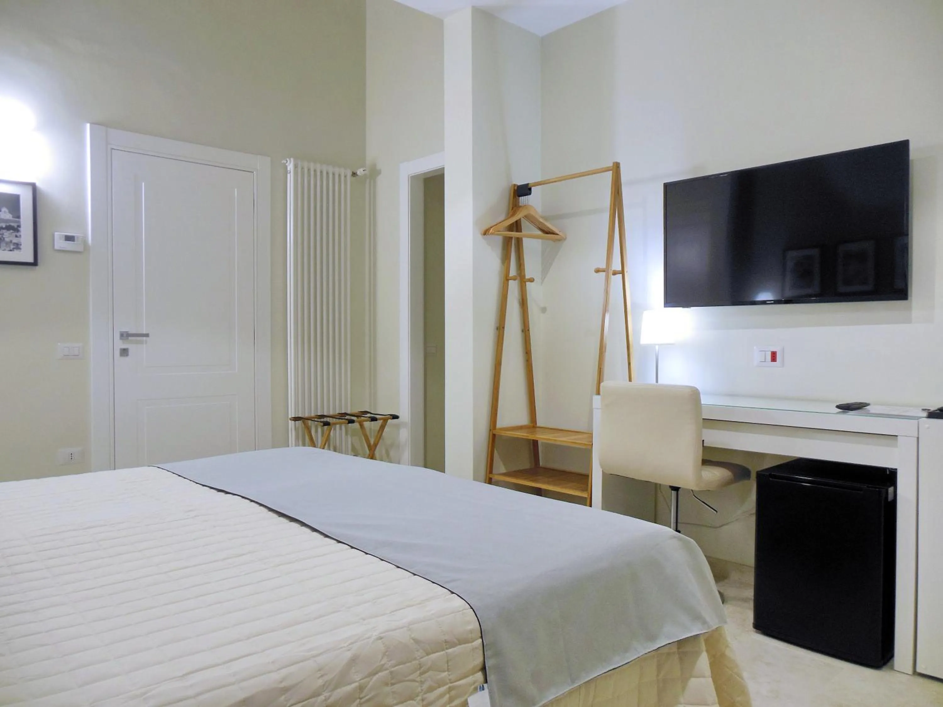 Photo of the whole room, Bed in L'OSPITE - LIFESTYLE RESIDENCE, Design Rooms