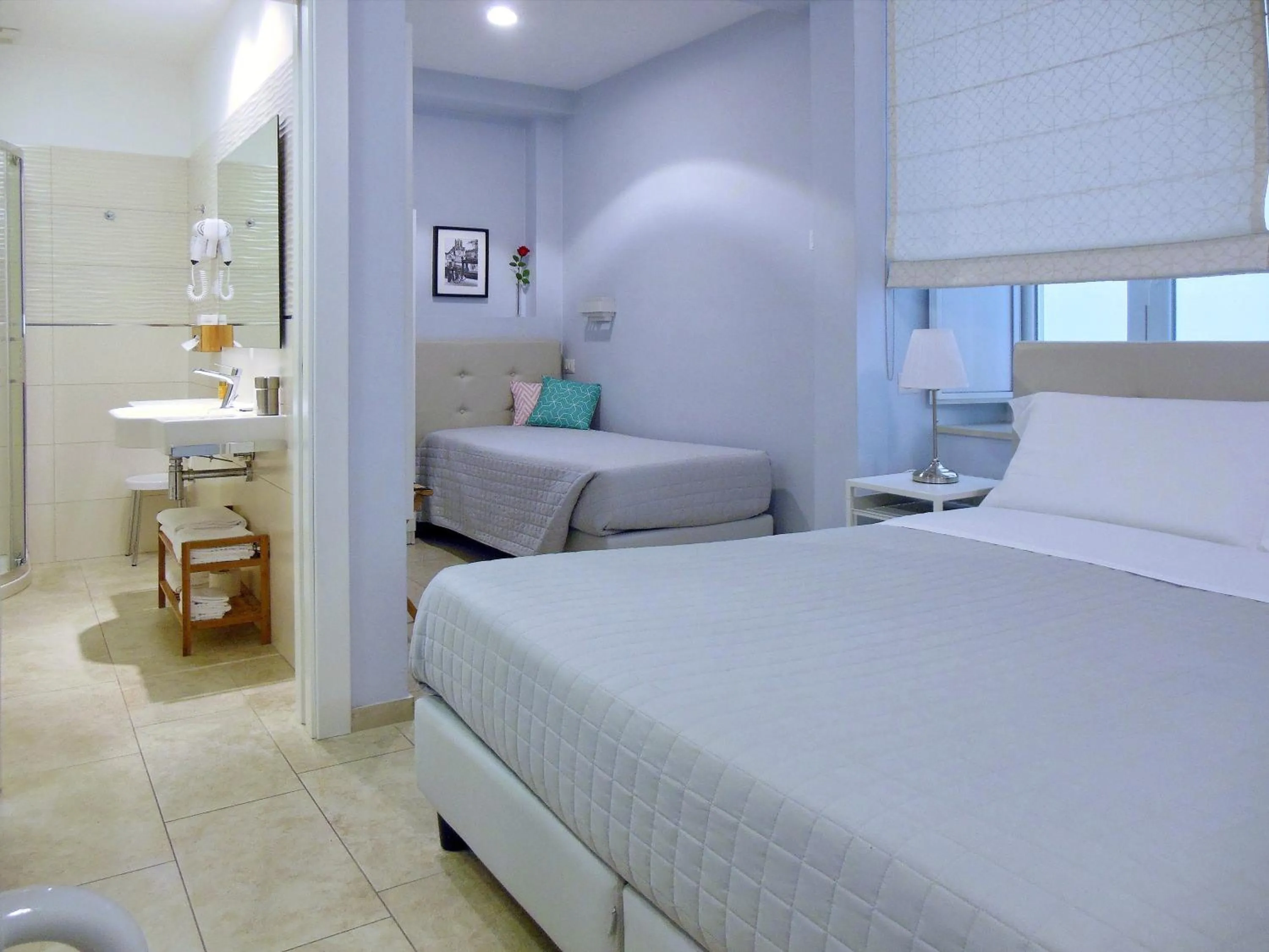 Photo of the whole room, Bed in L'OSPITE - LIFESTYLE RESIDENCE, Design Rooms