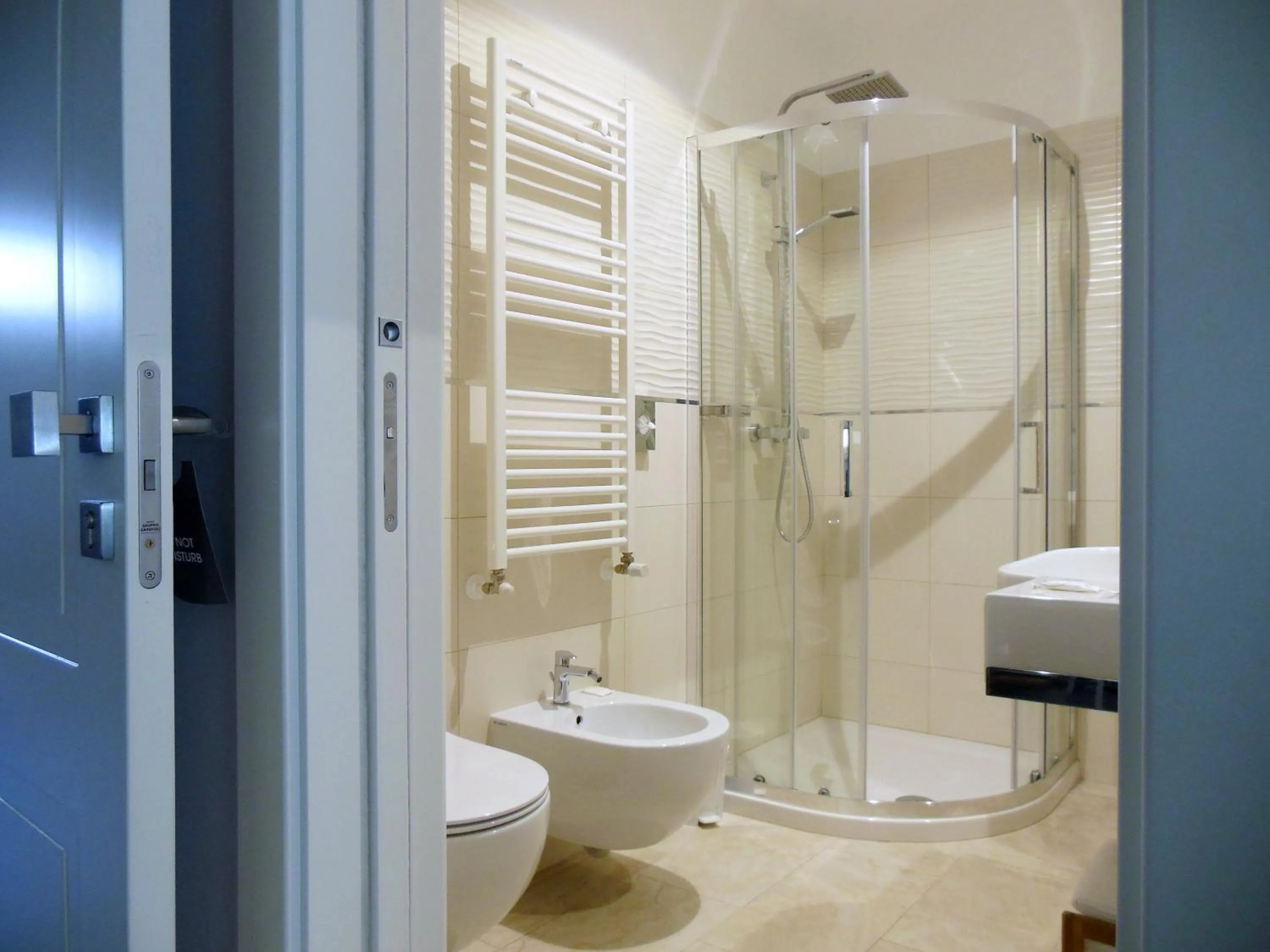 Shower in L'OSPITE - LIFESTYLE RESIDENCE, Design Rooms