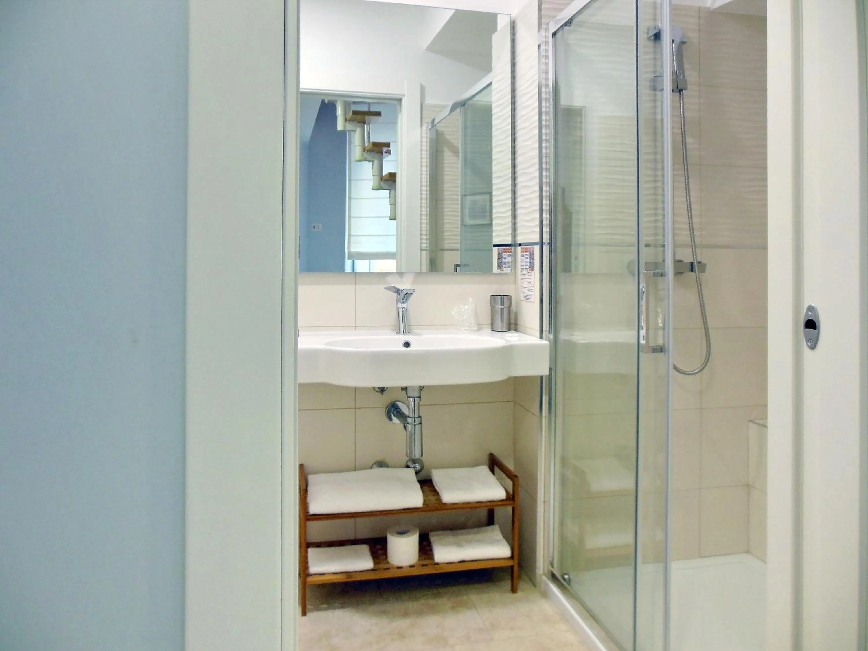 Shower in L'OSPITE - LIFESTYLE RESIDENCE, Design Rooms