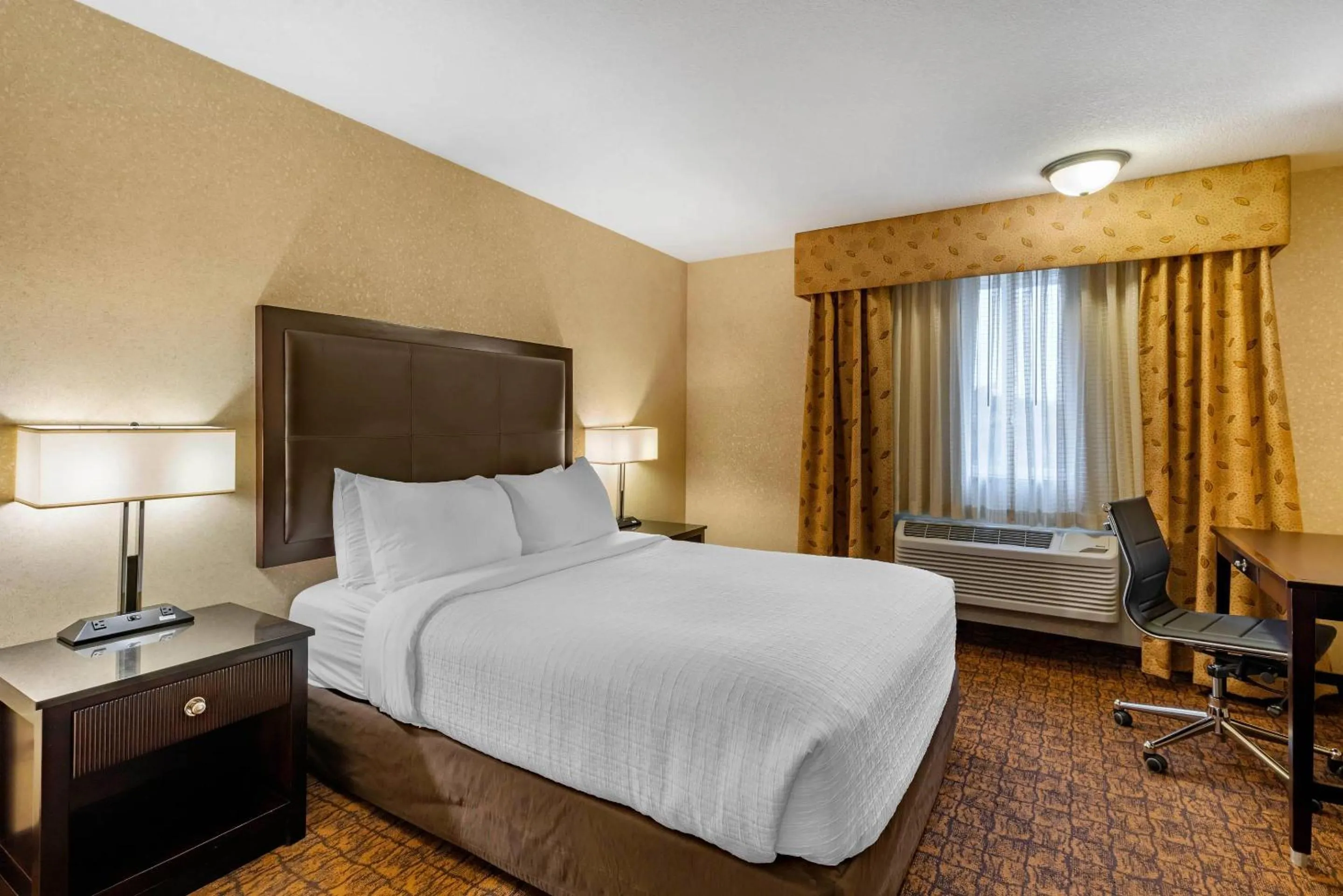 Bedroom, Bed in Lloyd Hotel Astoria Bayfront, an Ascend Collection Hotel