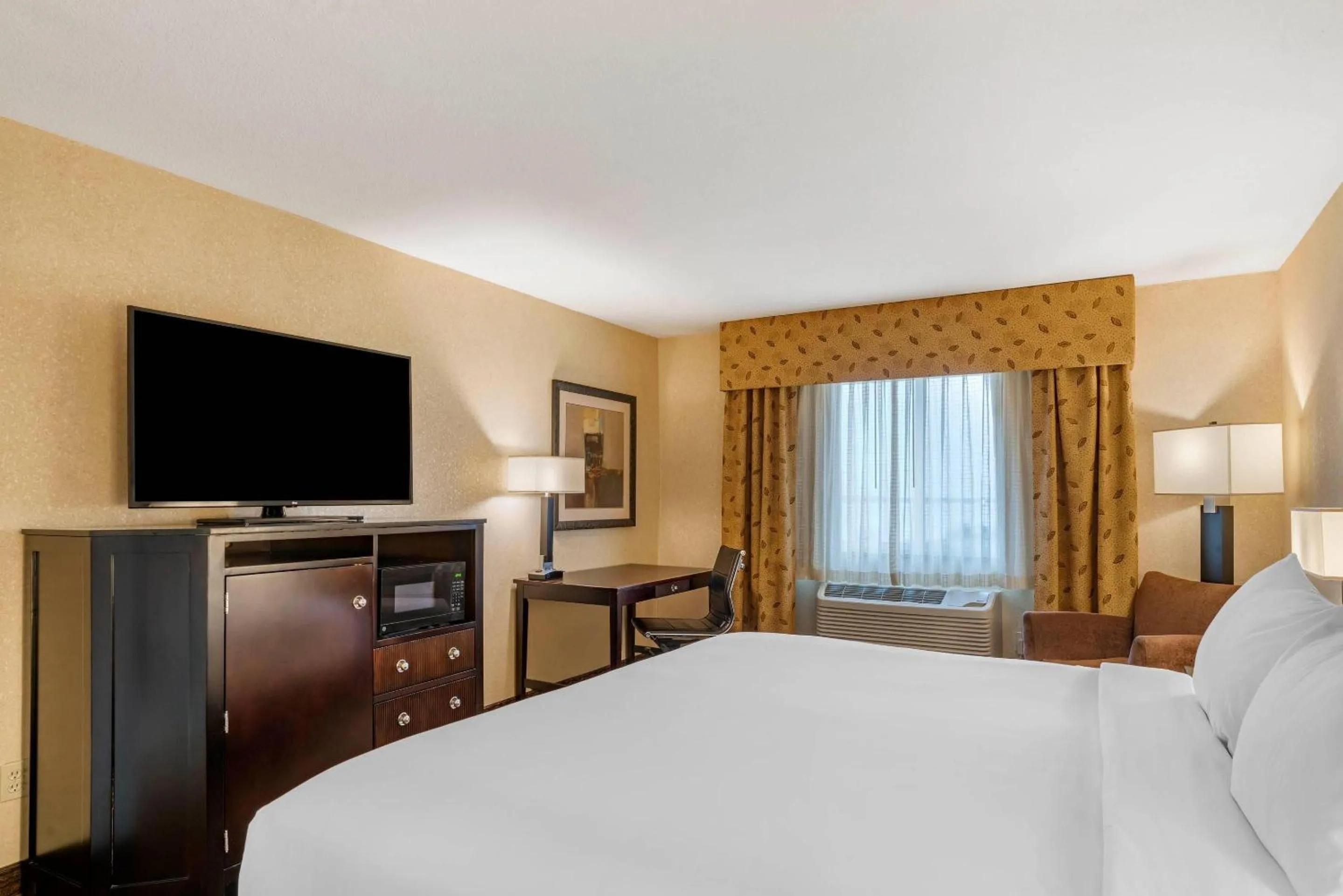 Bedroom, Bed in Lloyd Hotel Astoria Bayfront, an Ascend Collection Hotel