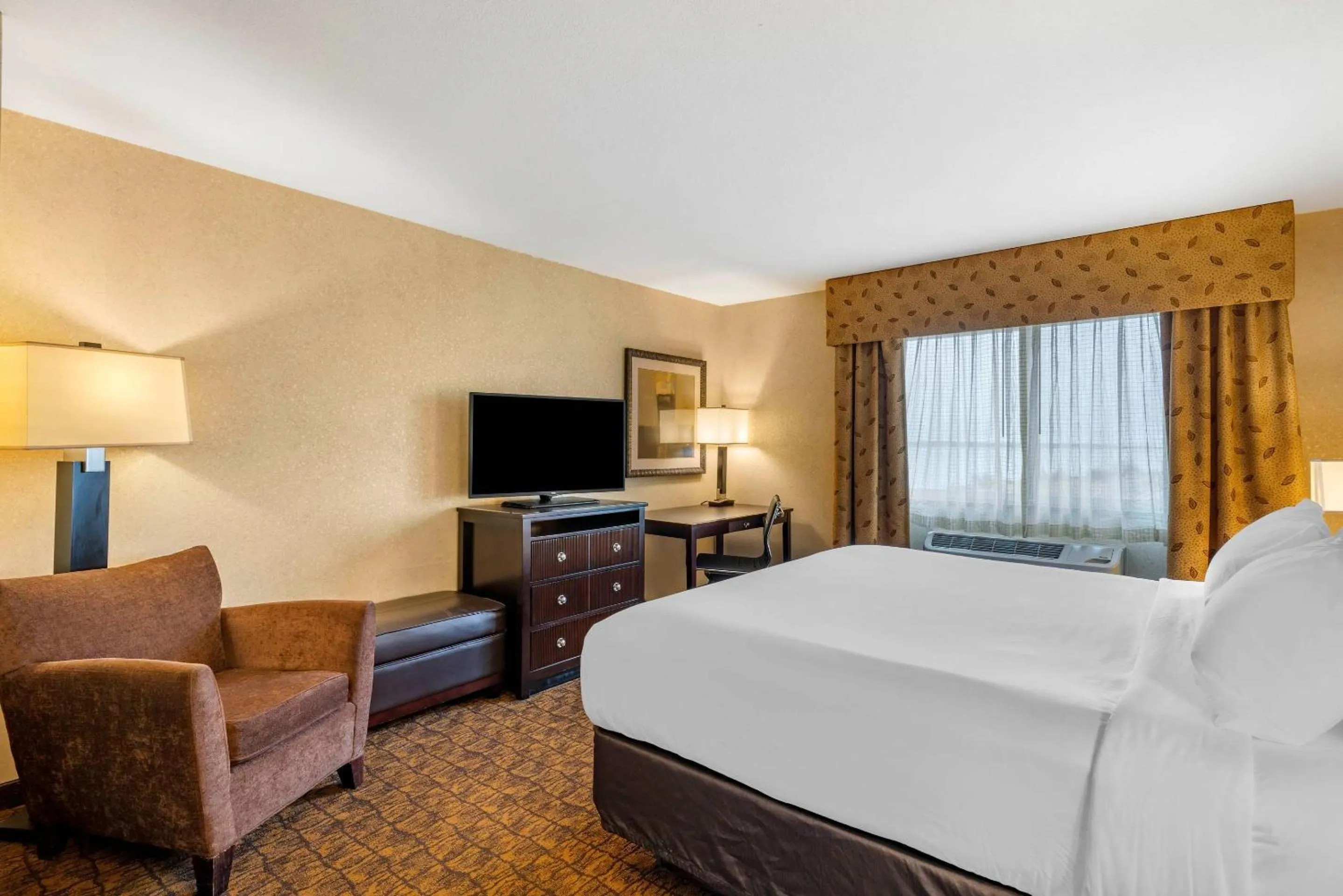 Bedroom, Bed in Lloyd Hotel Astoria Bayfront, an Ascend Collection Hotel