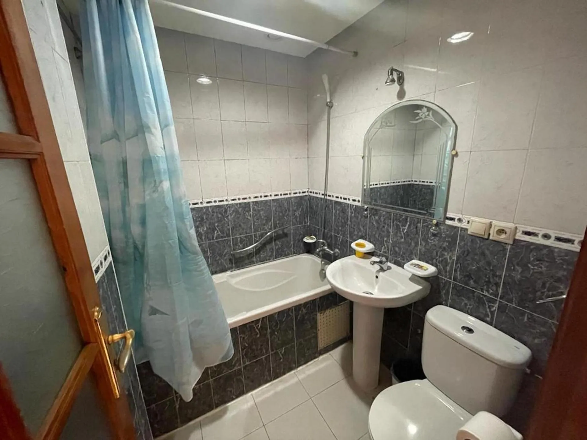 Shower in Perla Hôtel