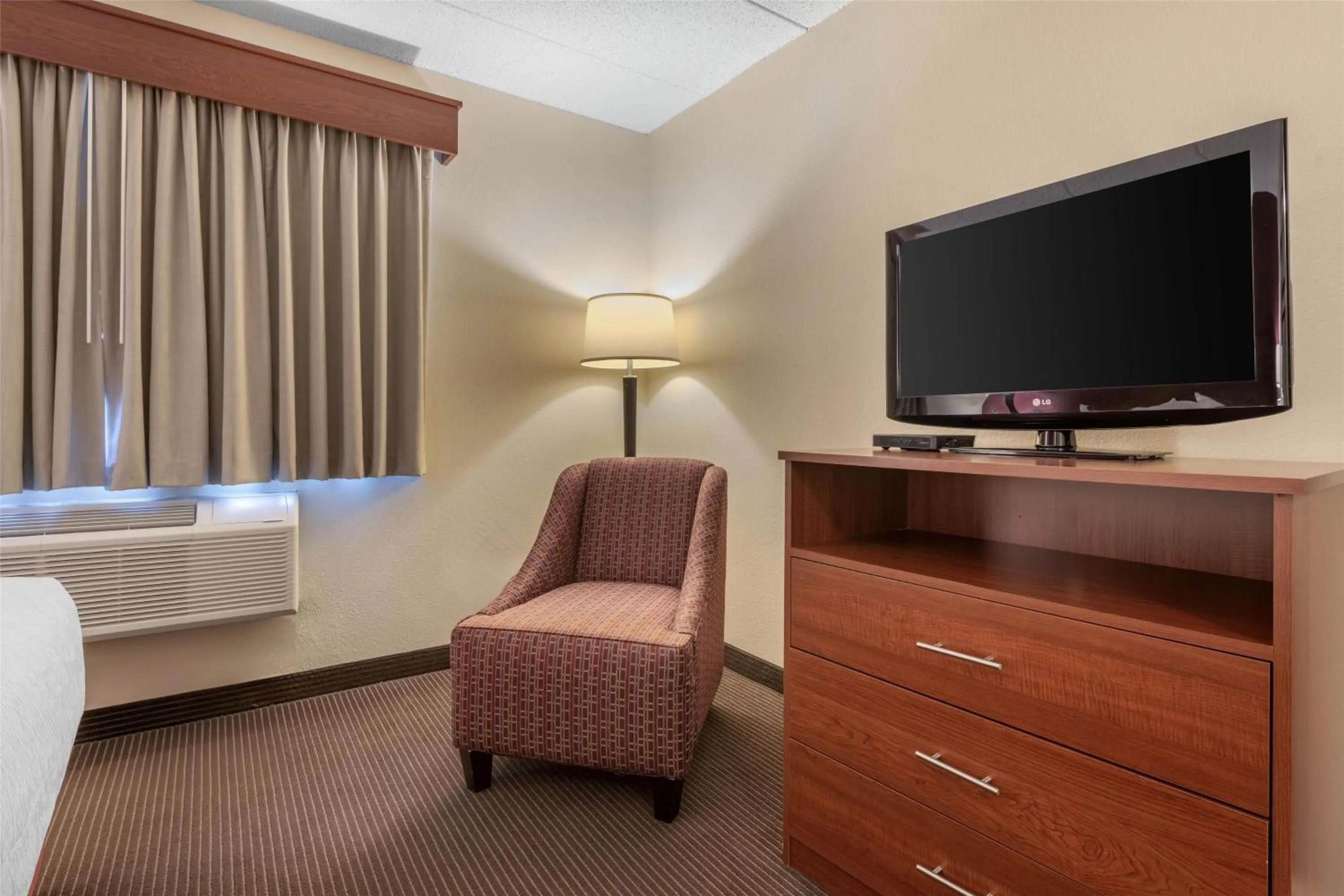 Bedroom, Bed in SureStay Plus Hotel by Best Western Litchfield