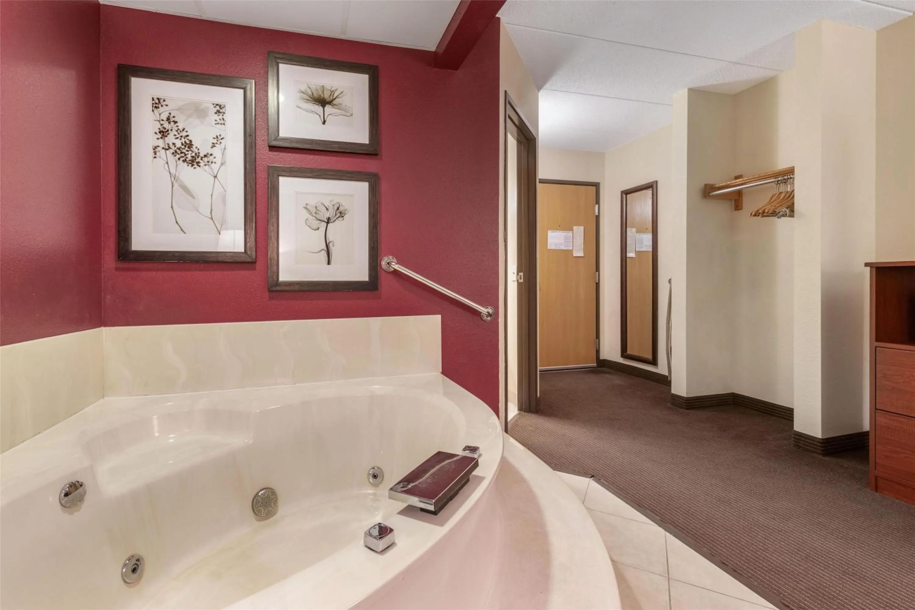 Bedroom in SureStay Plus Hotel by Best Western Litchfield