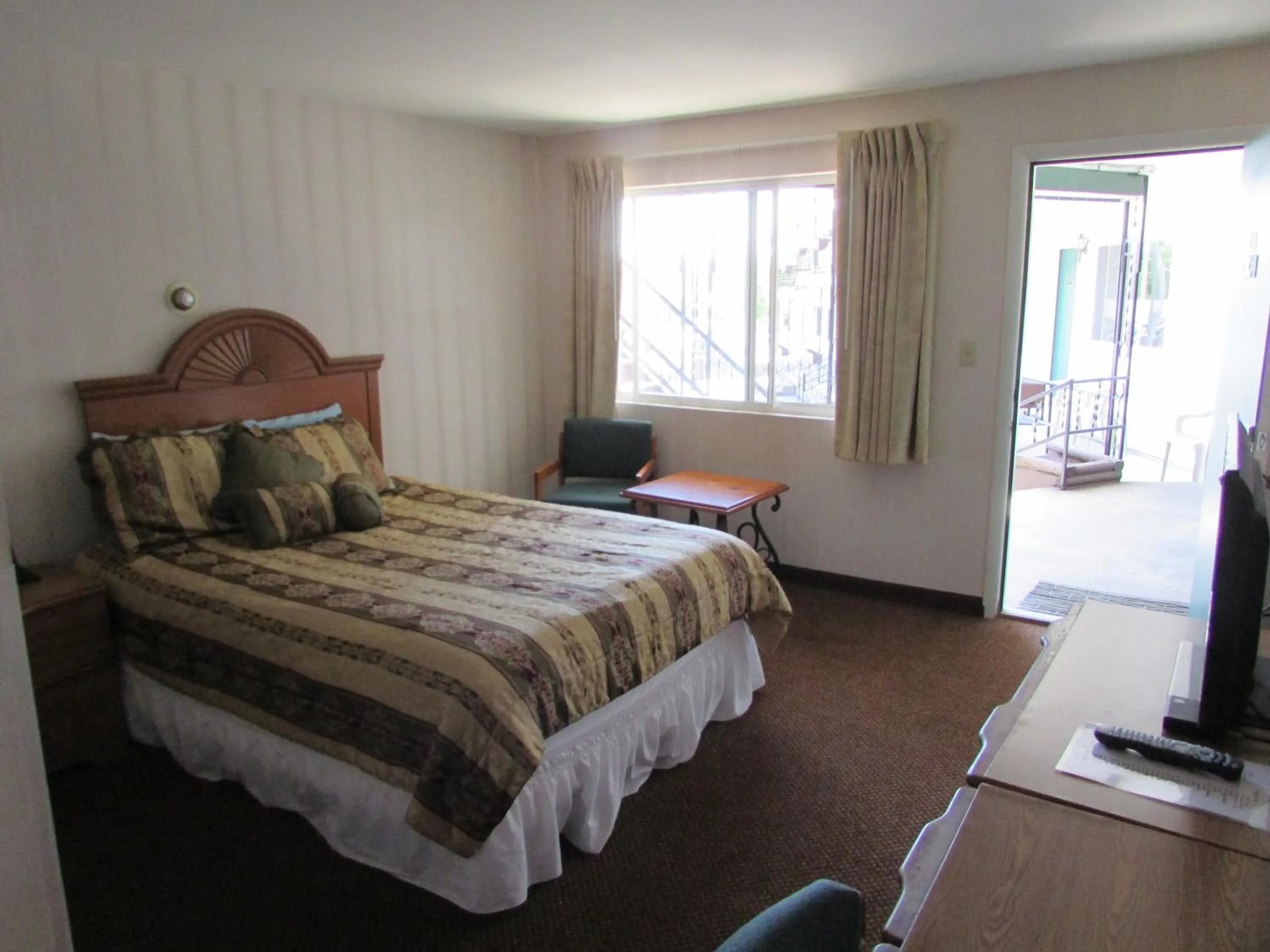 Bed in The Lake George Inn