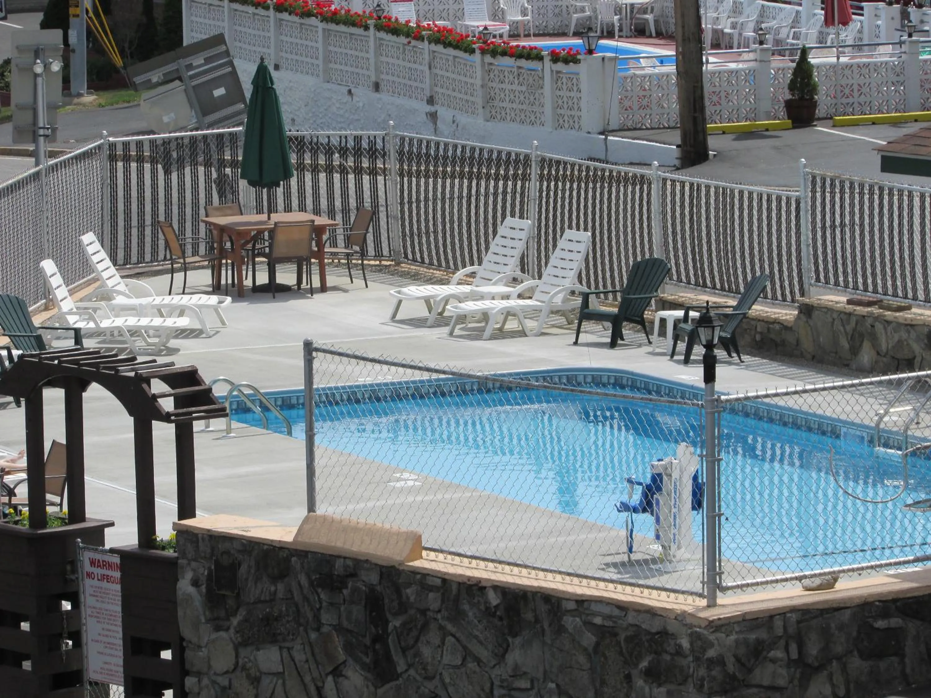 Swimming pool in The Lake George Inn