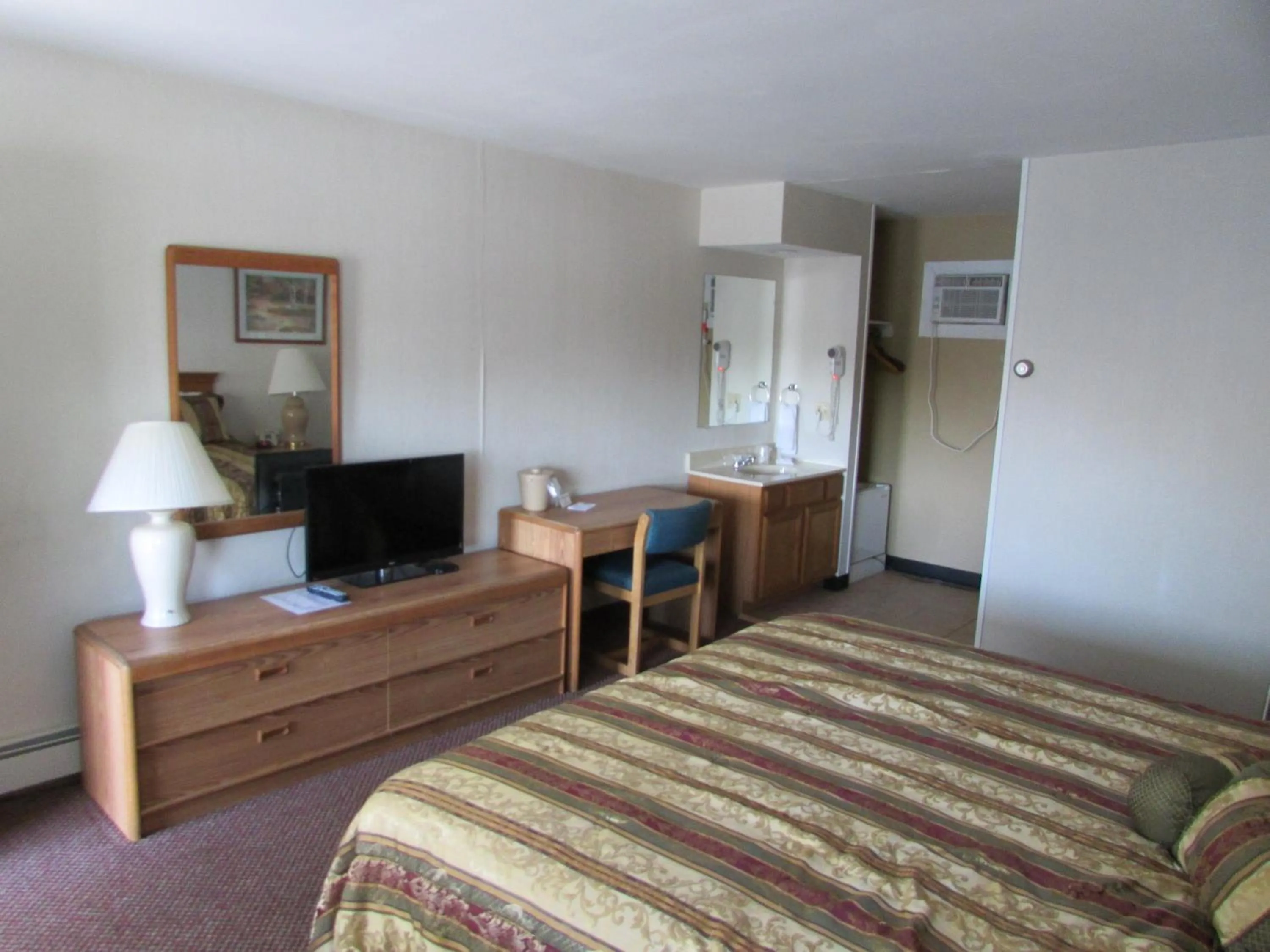 Bed in The Lake George Inn