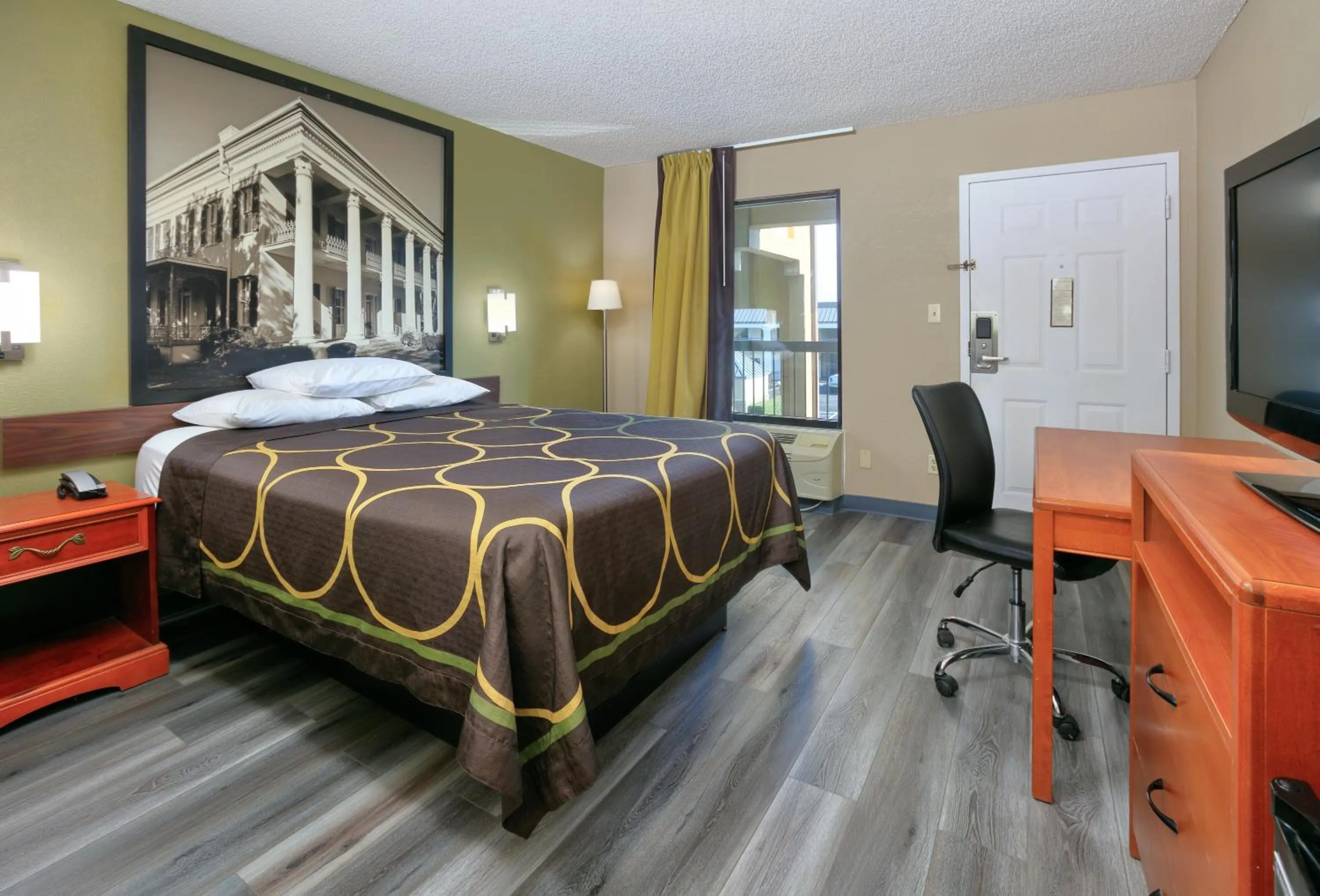 Photo of the whole room, Bed in Super 8 by Wyndham Mobile/Tillmans Corner