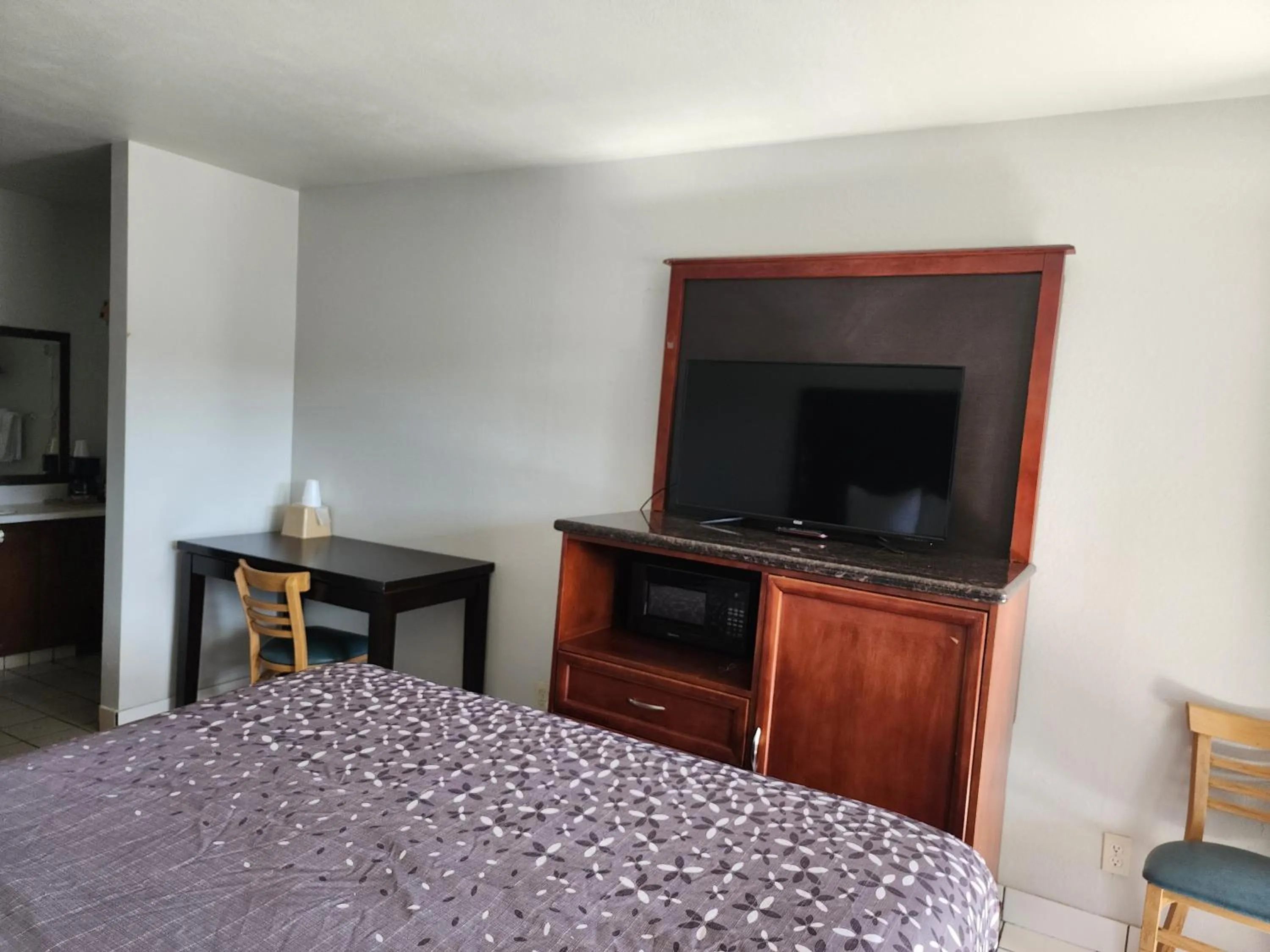 Communal lounge/ TV room, Bed in Pacific Inn