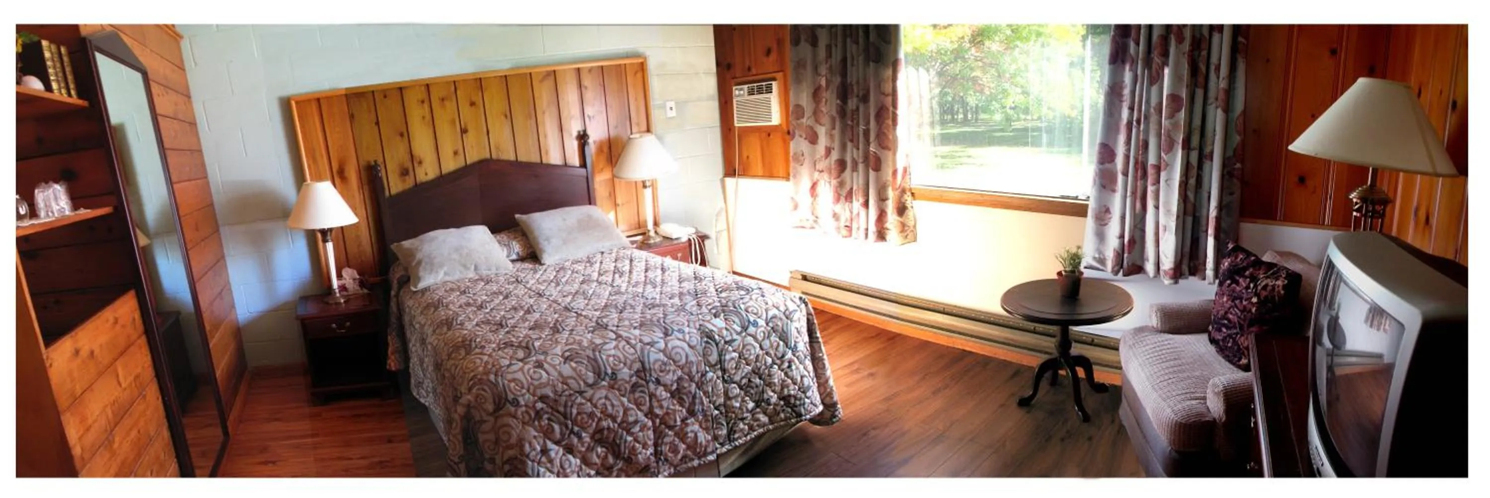 TV and multimedia, Bed in Motel Le Charentais