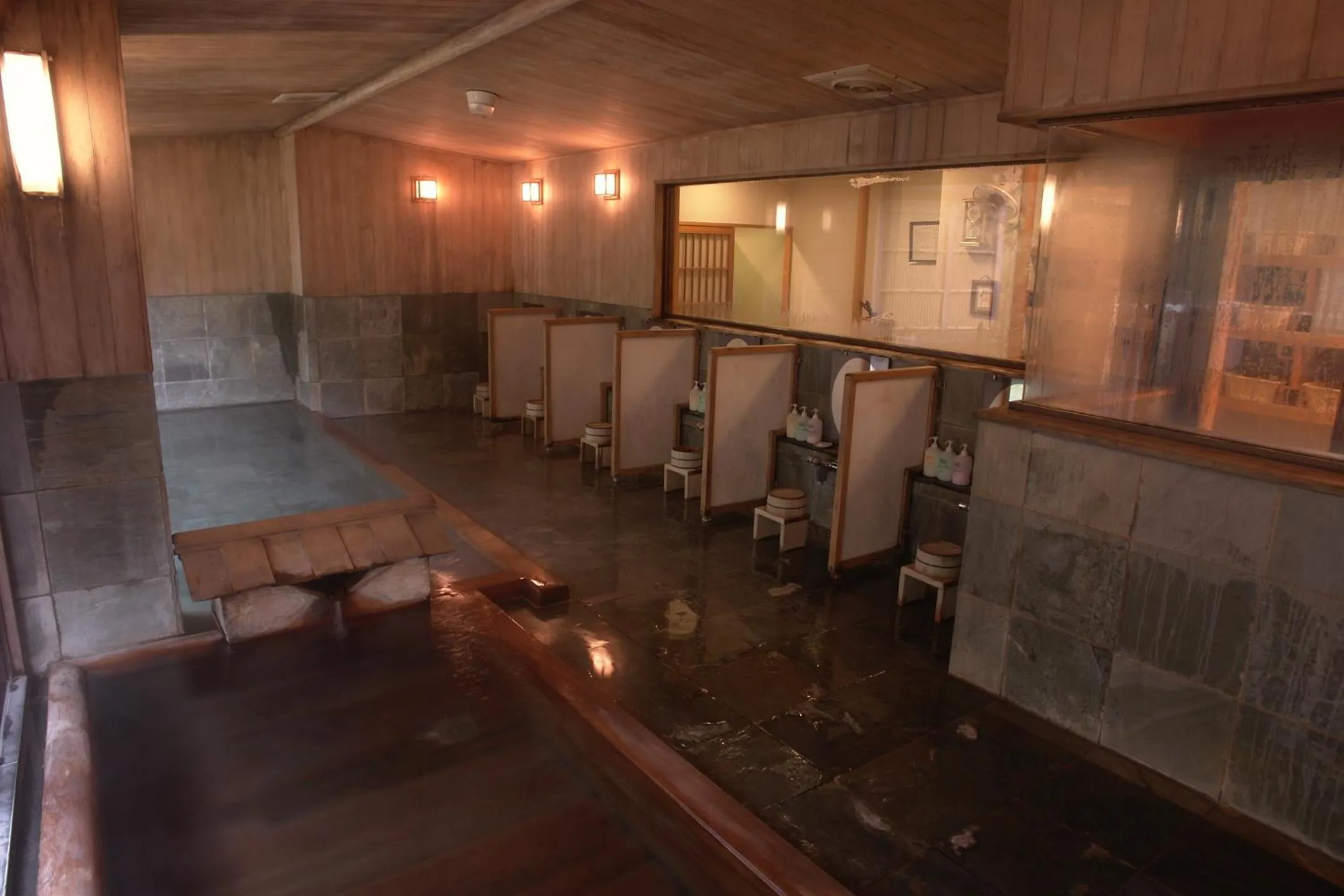 Hot Spring Bath in Kinseikan Seseragi