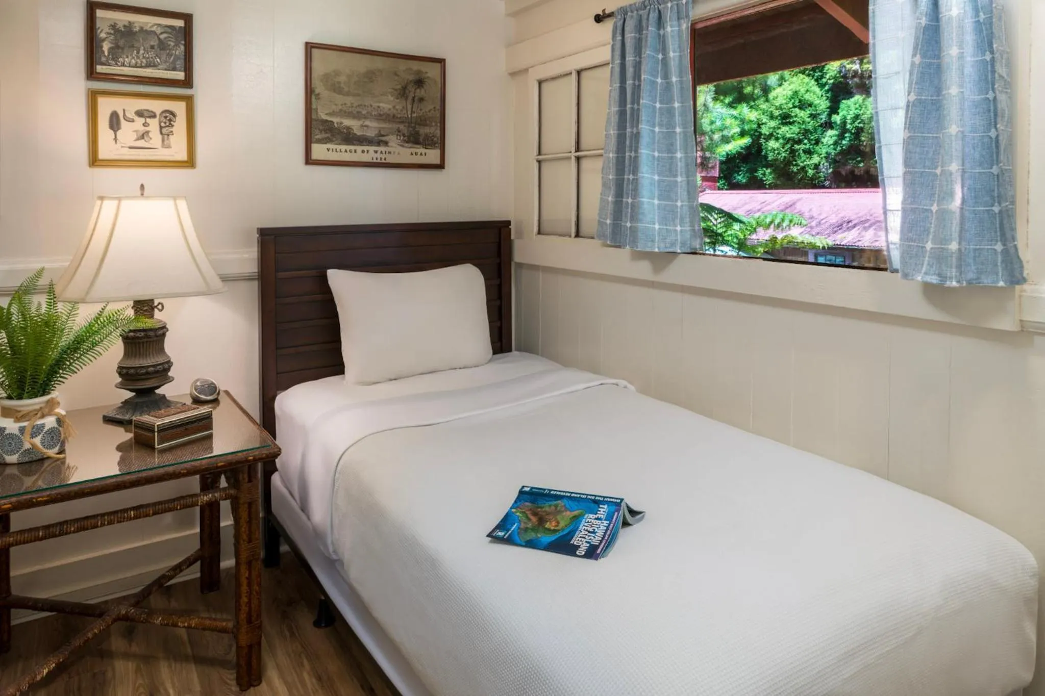 Bed in Volcano Village Estates