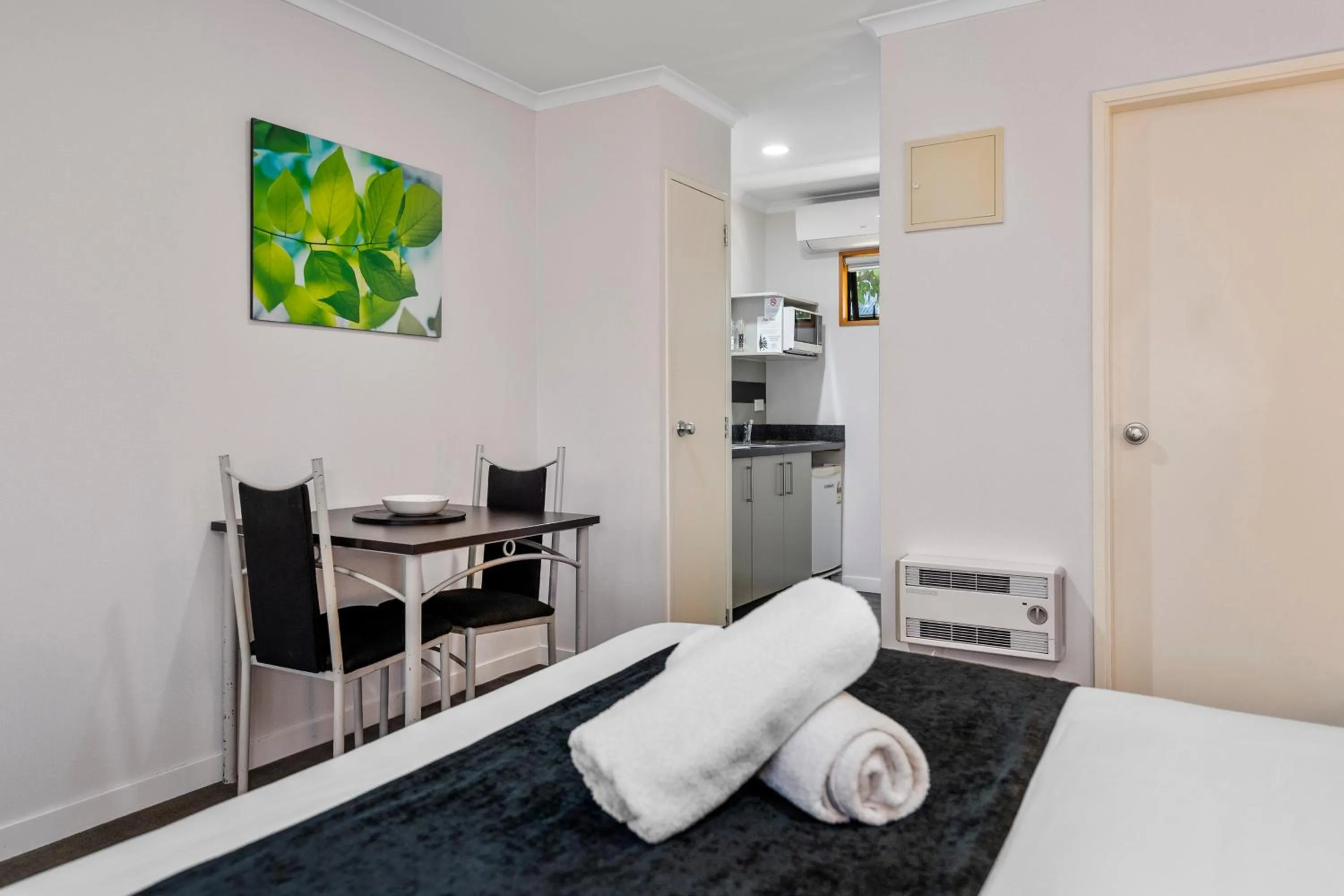 Photo of the whole room, Bed in Bethlehem Motor Inn and Conference Centre