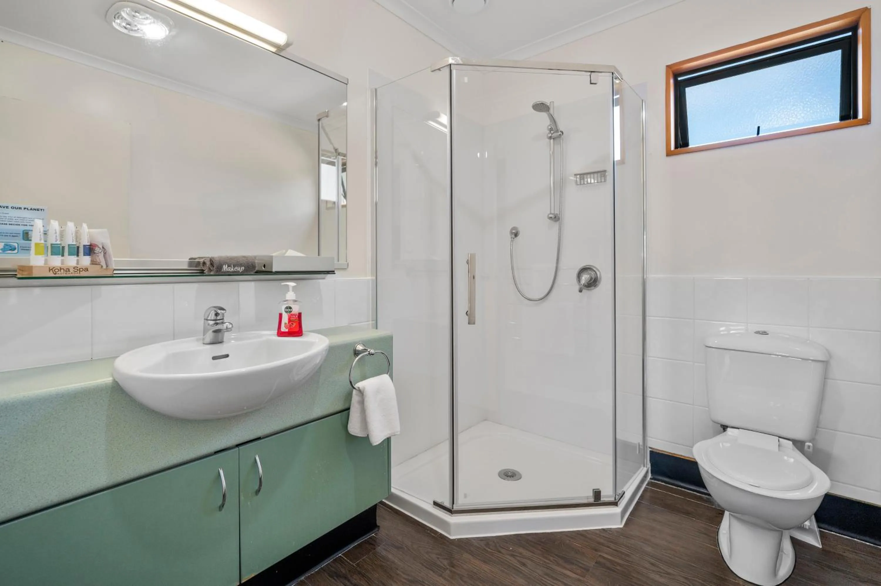 Shower in Bethlehem Motor Inn and Conference Centre