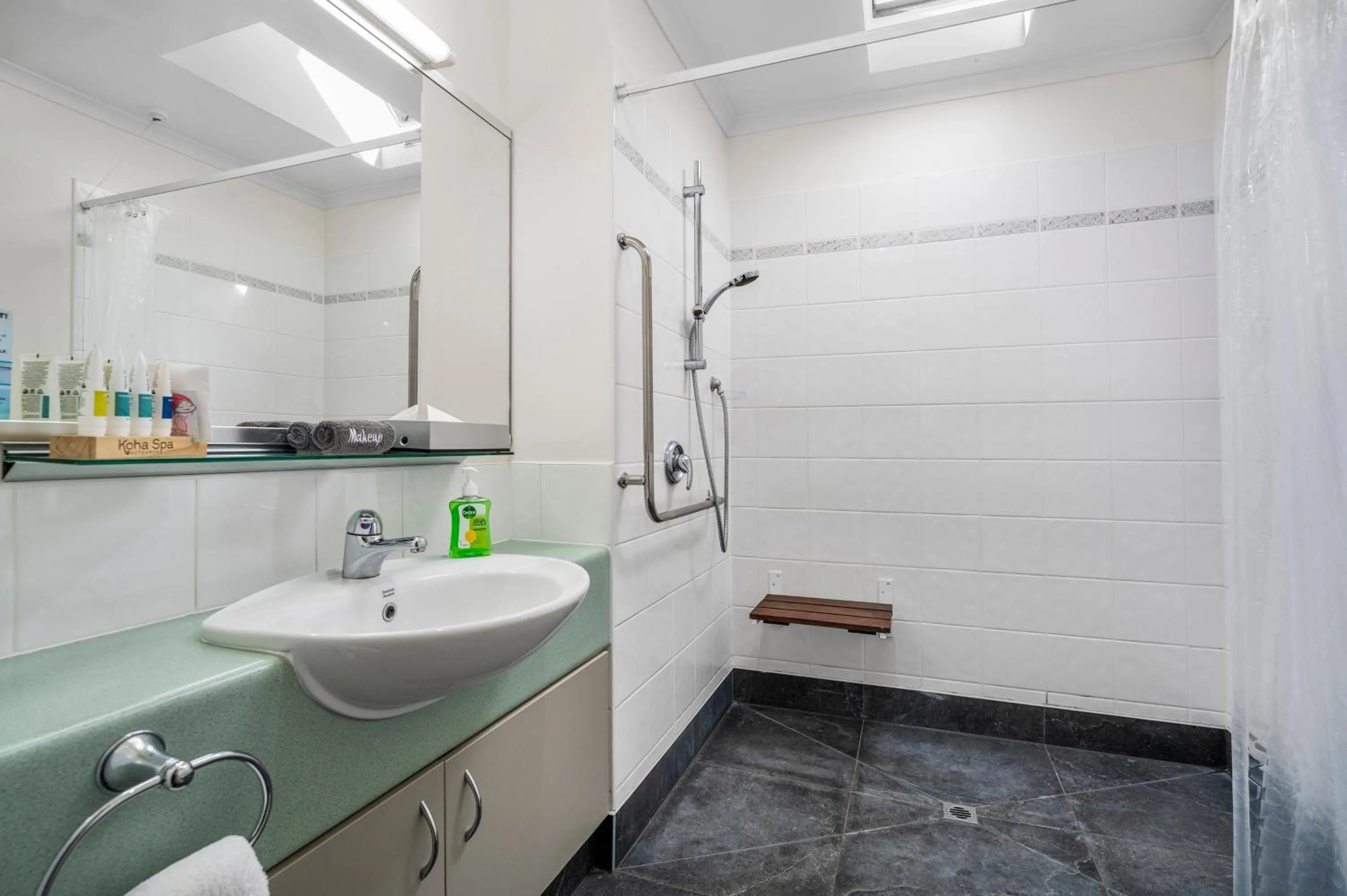 Shower in Bethlehem Motor Inn and Conference Centre