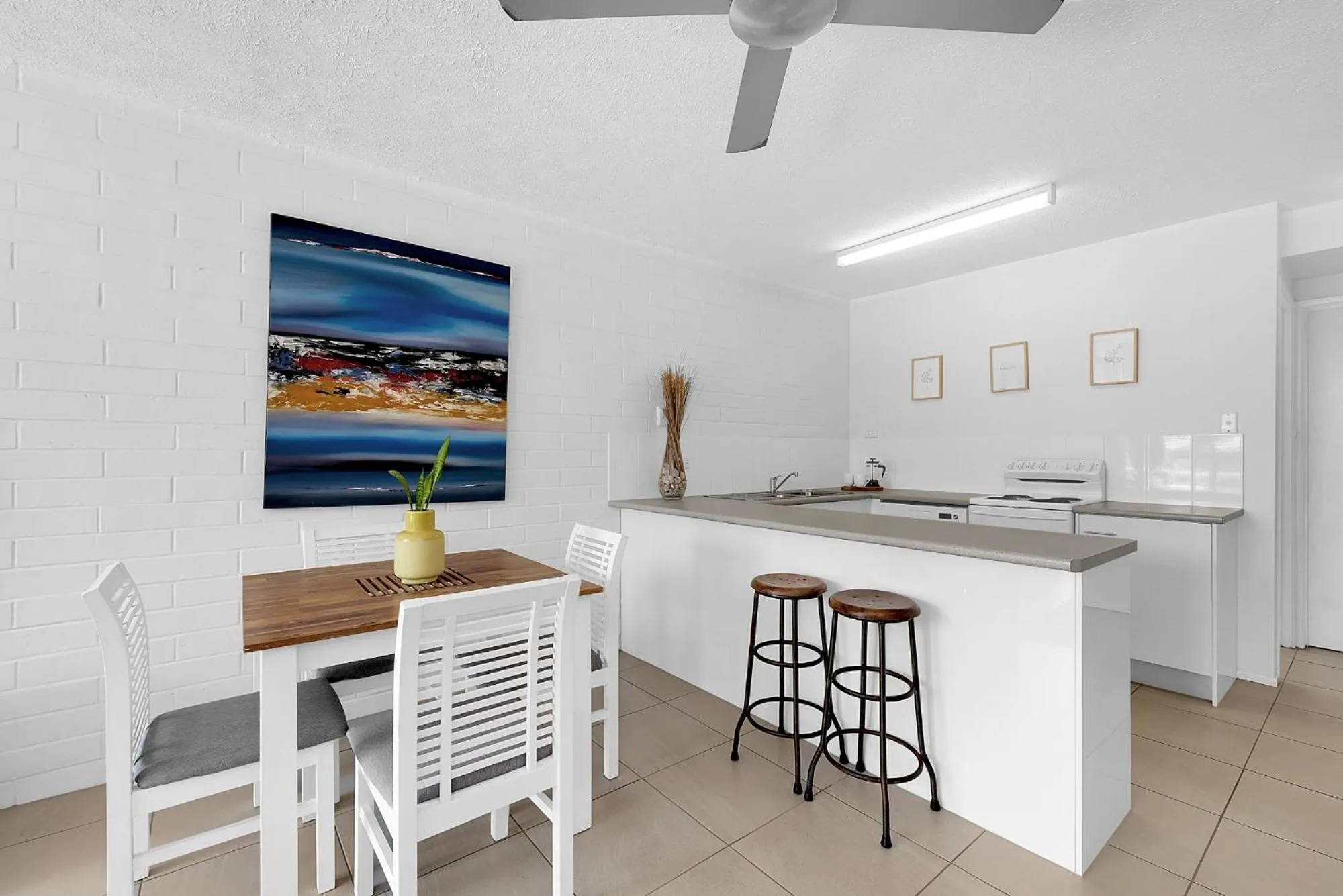 Kitchen or kitchenette in Surf Dance Apartments