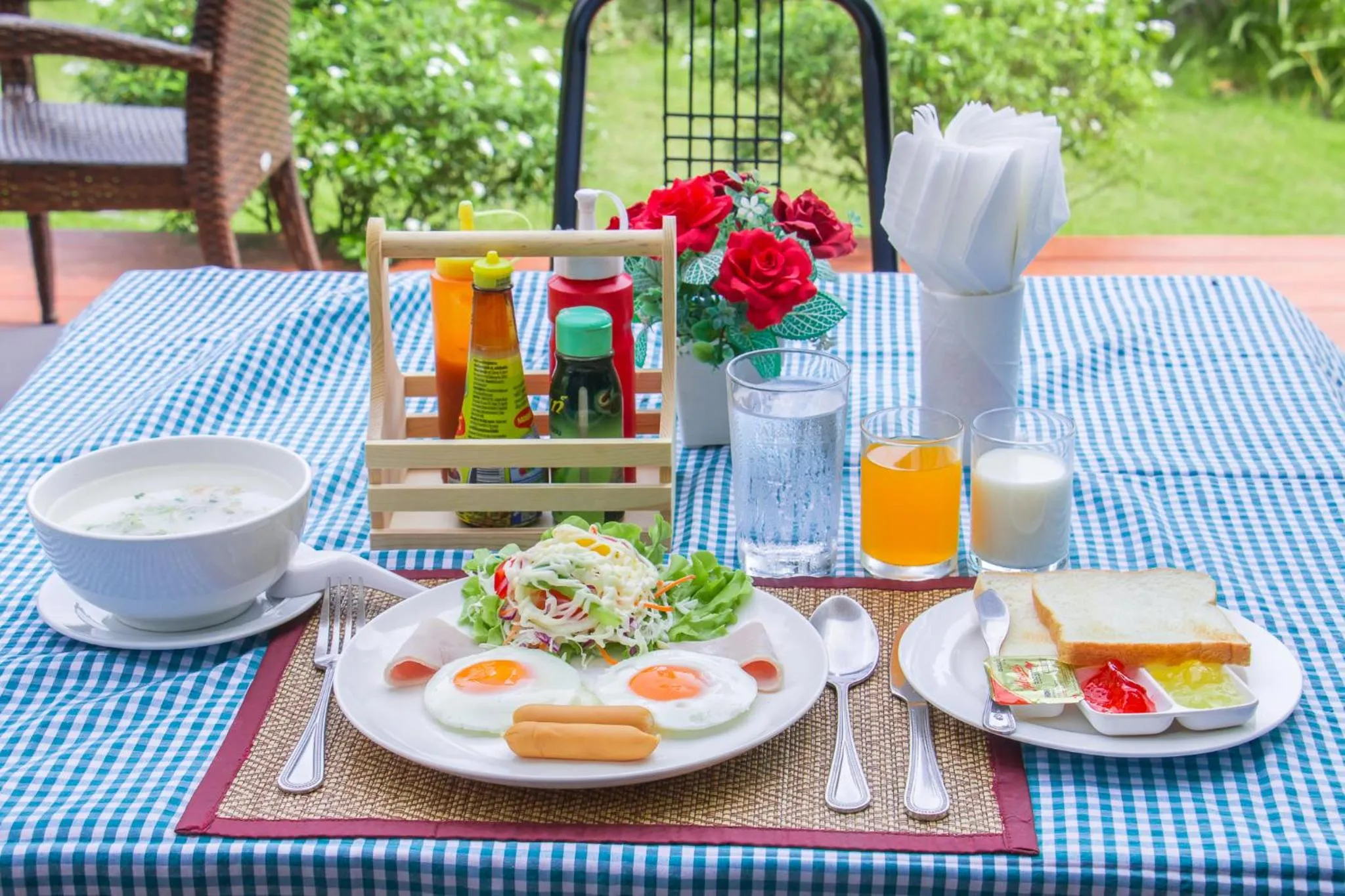 Asian breakfast in Akantuka Homestay