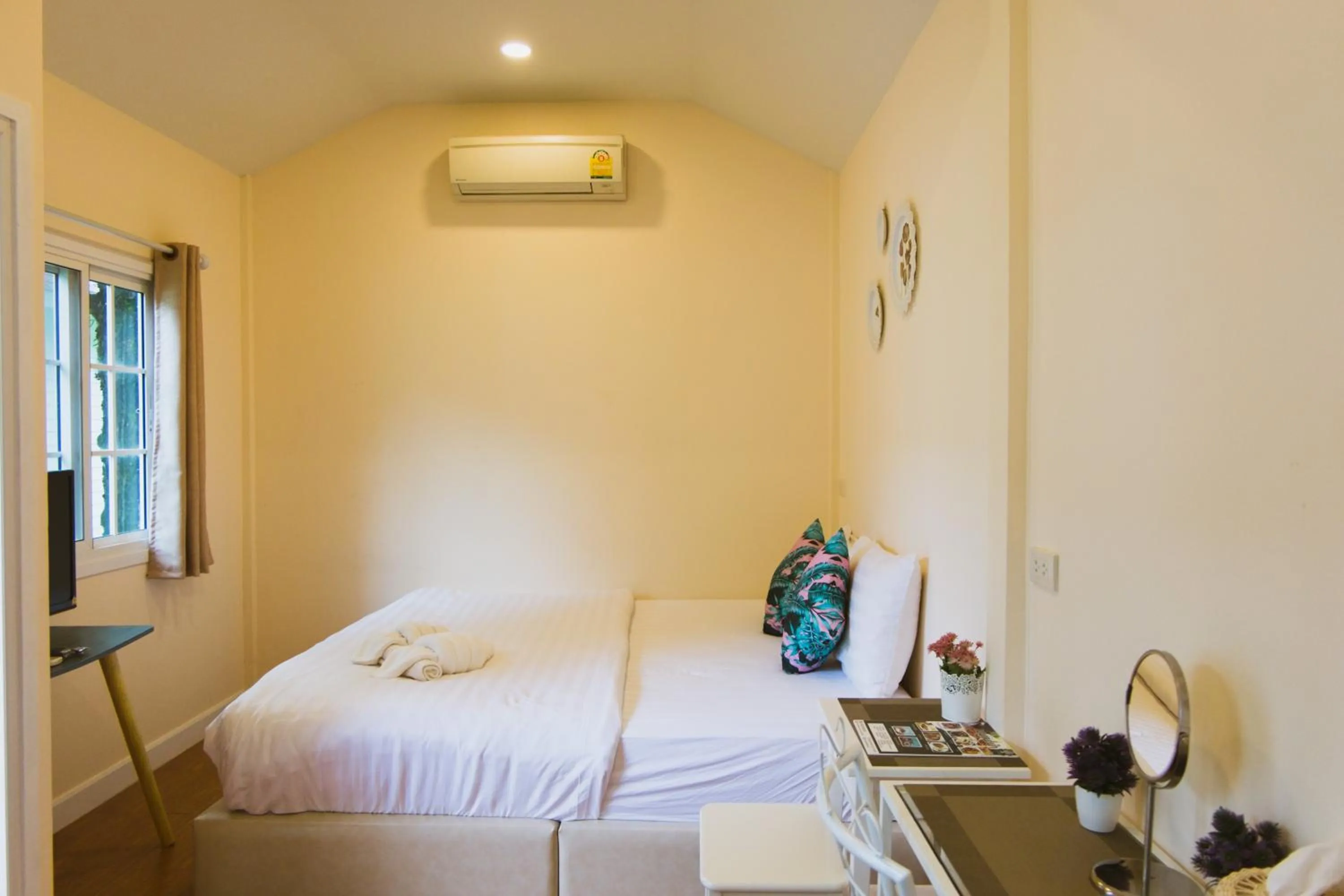 Photo of the whole room, Bed in Akantuka Homestay