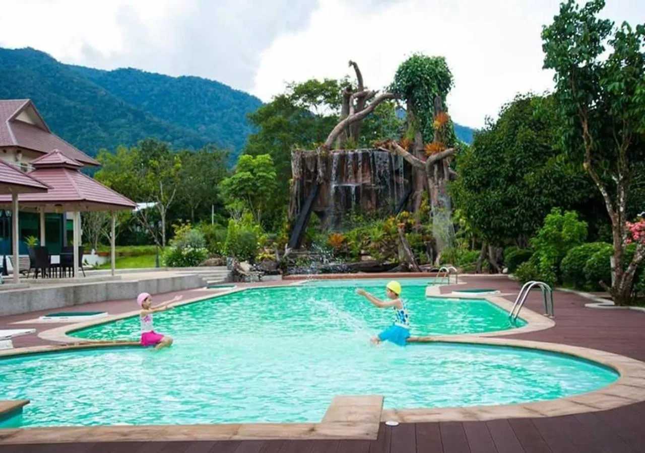 Swimming pool in Akantuka Homestay