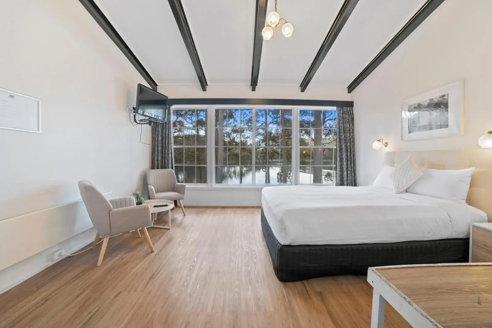 Queen Room with Sea View in The Fox and Hounds Historic Hotel Queen Room with Sea View in The Fox and Hounds Historic Hotel