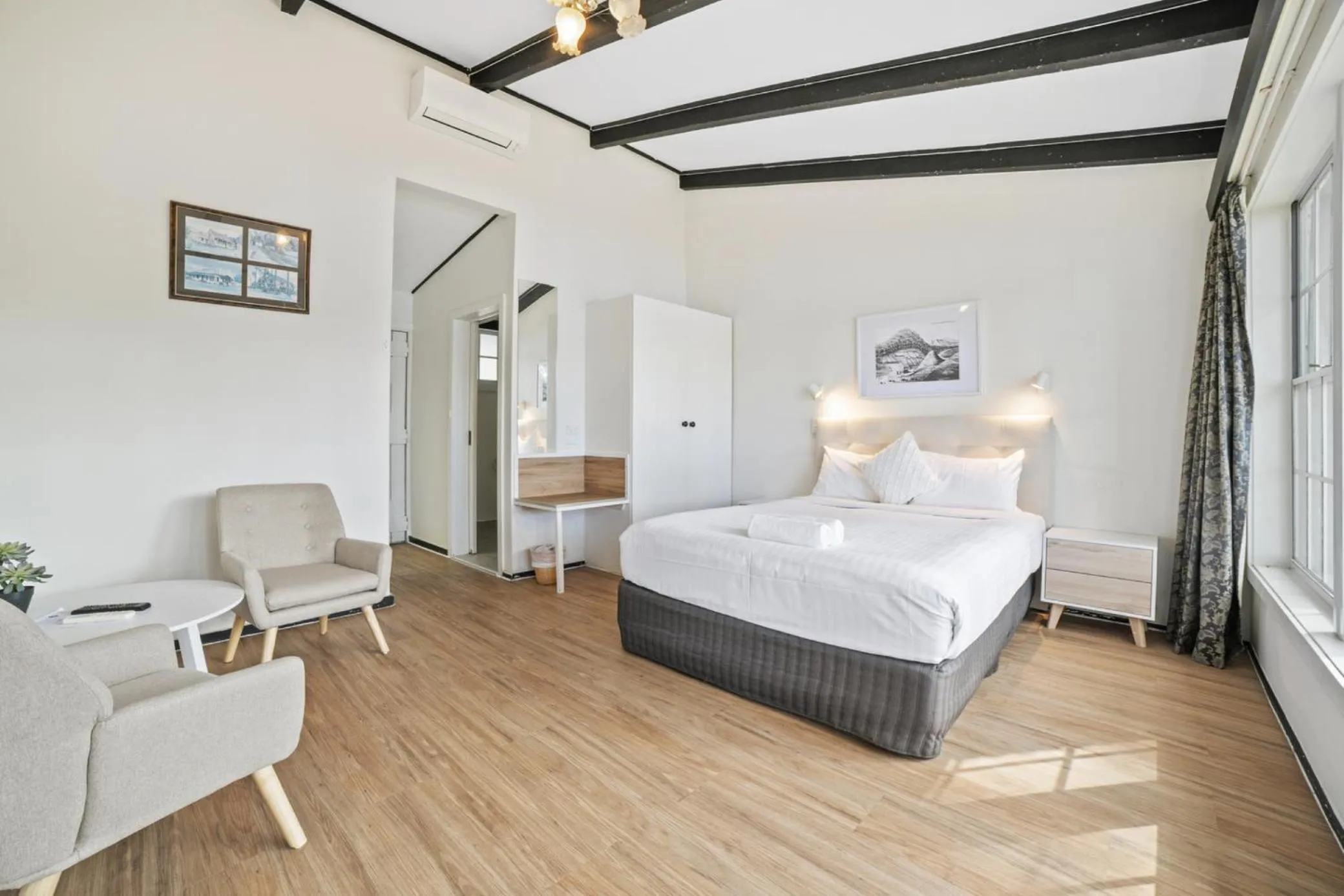 Bedroom, Bed in The Fox and Hounds Historic Hotel