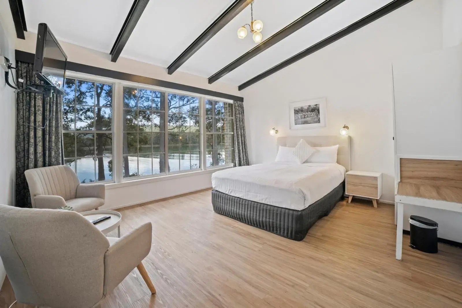 Deluxe Queen Room with One Queen Bed in The Fox and Hounds Historic Hotel Deluxe Queen Room with One Queen Bed in The Fox and Hounds Historic Hotel