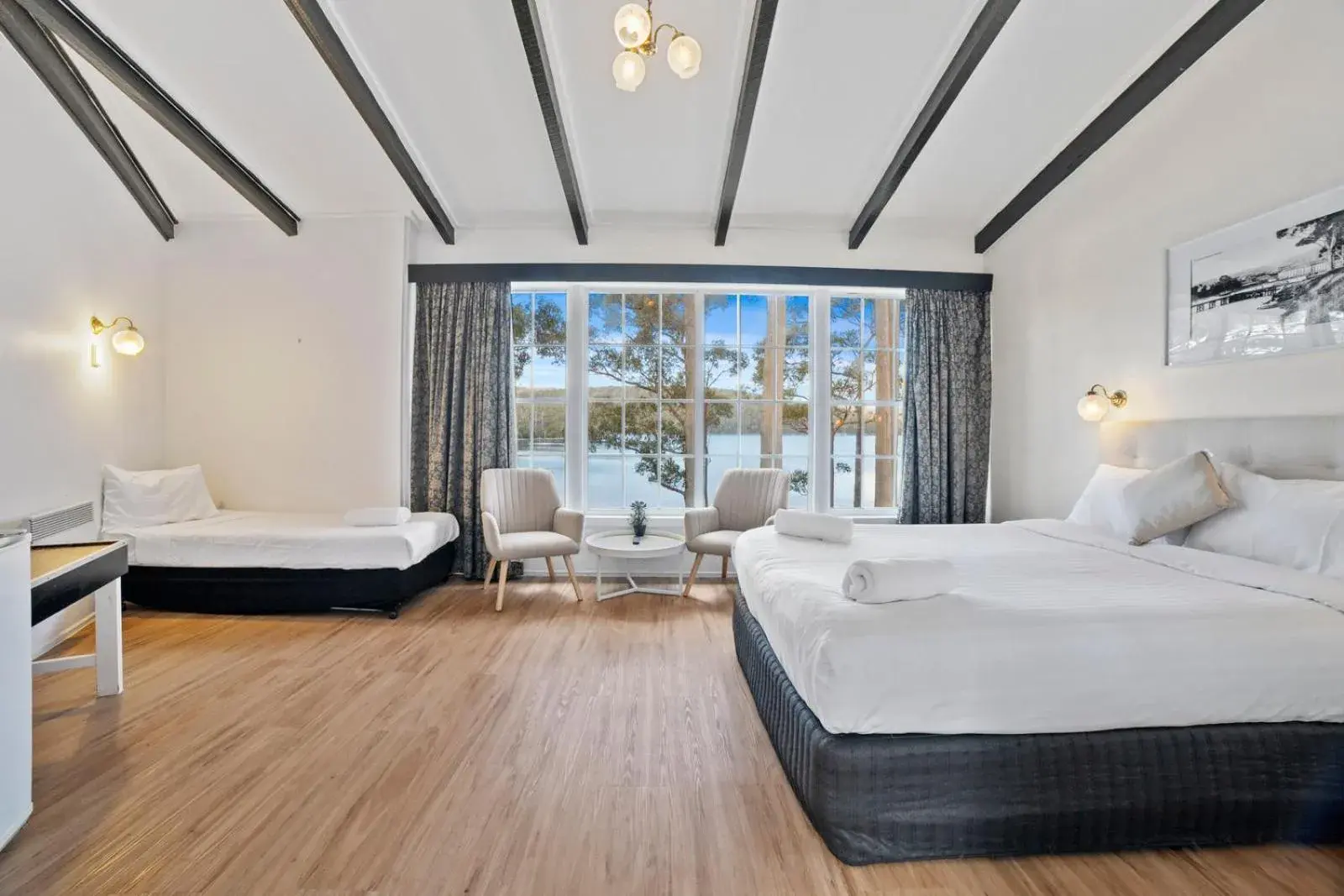 Deluxe Twin Room with Sea View in The Fox and Hounds Historic Hotel Deluxe Twin Room with Sea View in The Fox and Hounds Historic Hotel