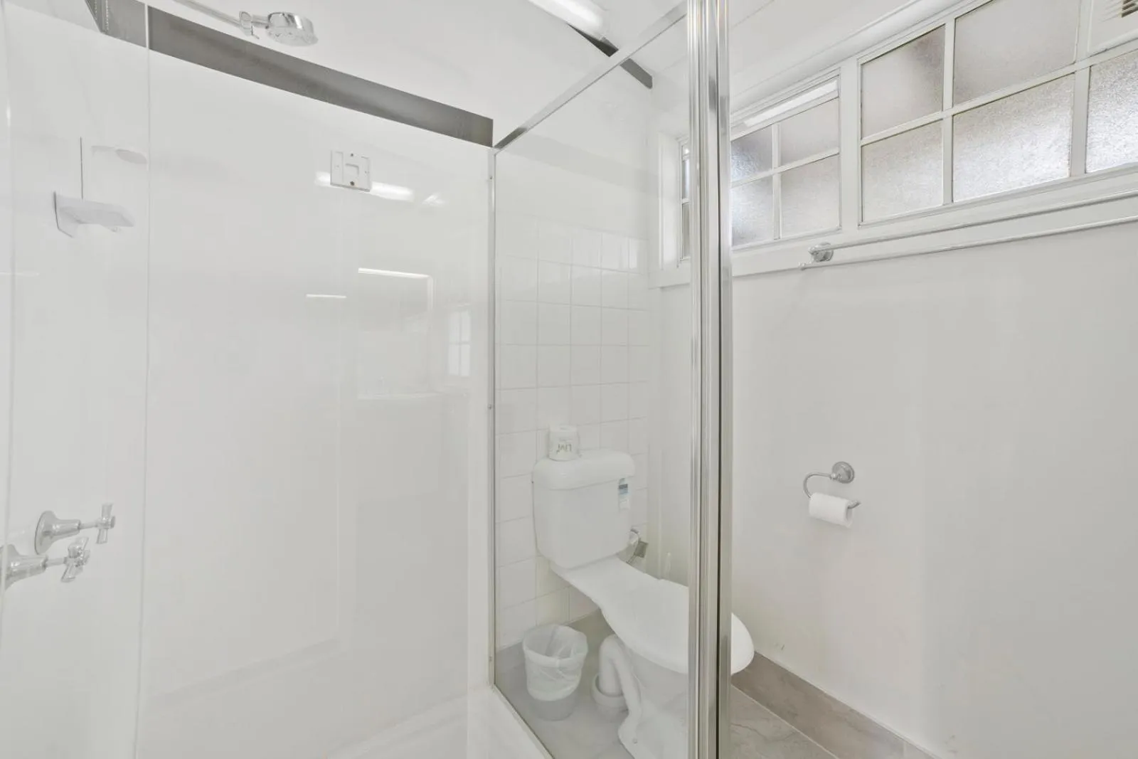 Shower in The Fox and Hounds Historic Hotel