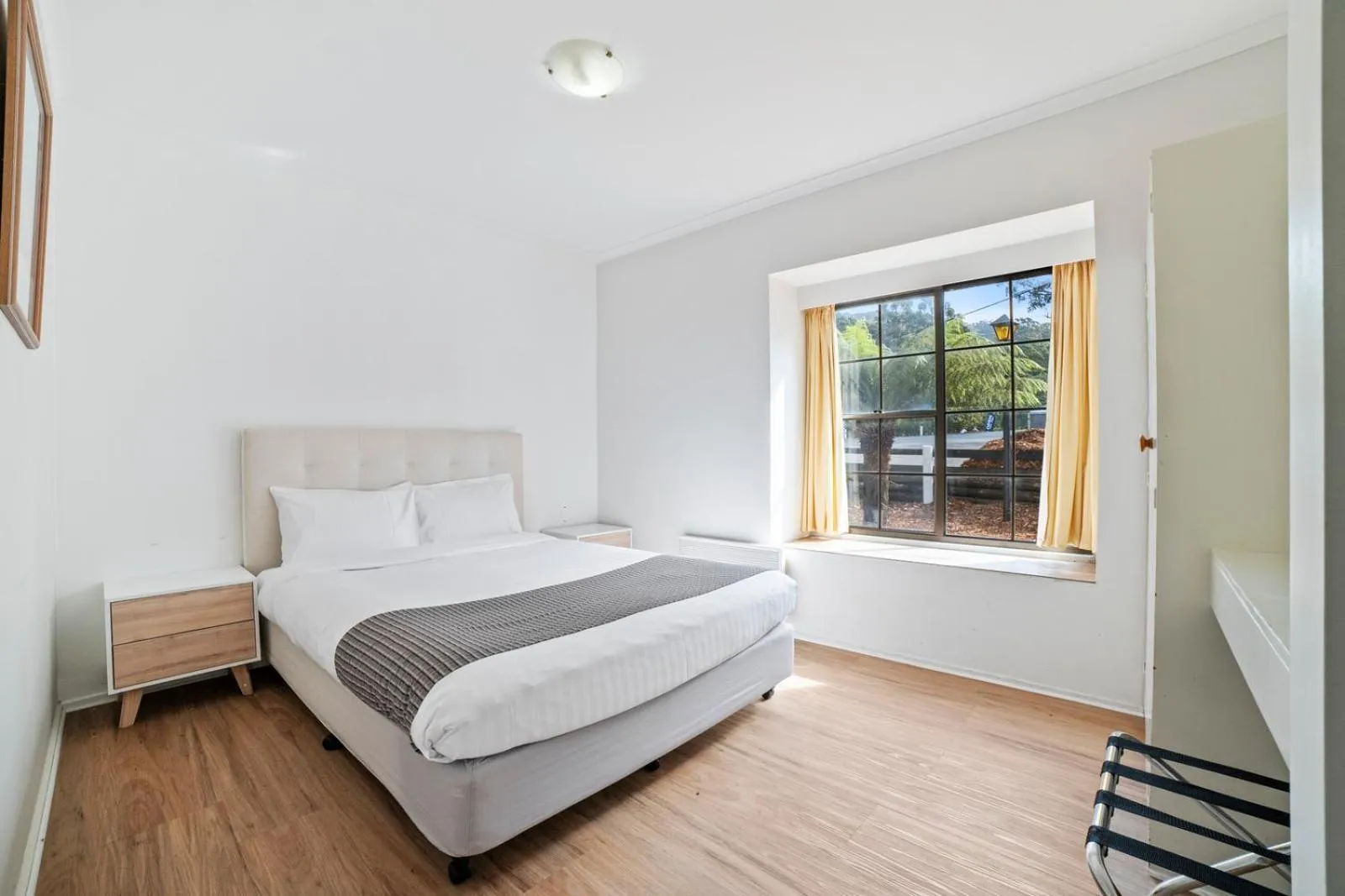 Bed in The Fox and Hounds Historic Hotel